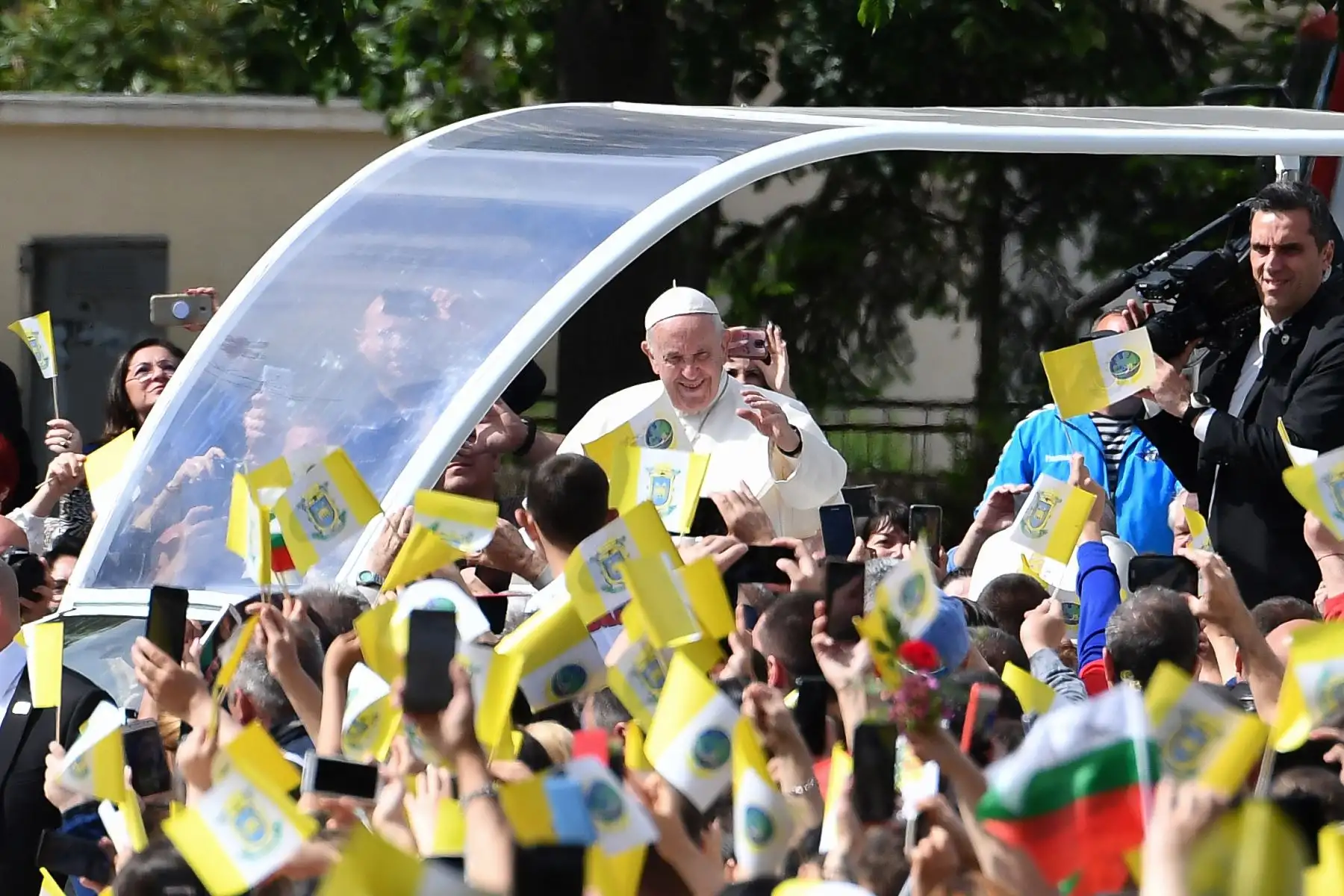 El Papa Francisco saluda desde el papamóvil cuando llega para celebrar una Santa Misa en la Iglesia del Sagrado Corazón en Rakovski, Bulgaria. Foto: AFP