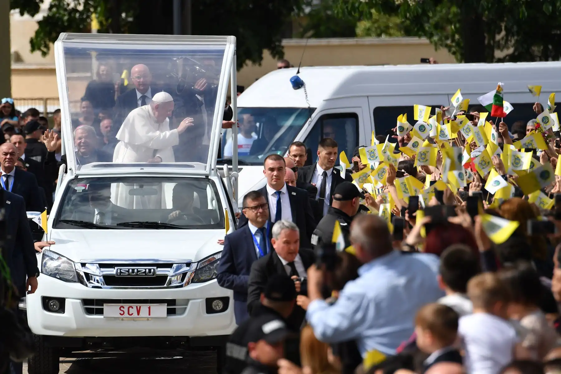 El Papa Francisco saluda desde el papamóvil cuando llega para celebrar una Santa Misa en la Iglesia del Sagrado Corazón en Rakovski, Bulgaria. Foto: AFP