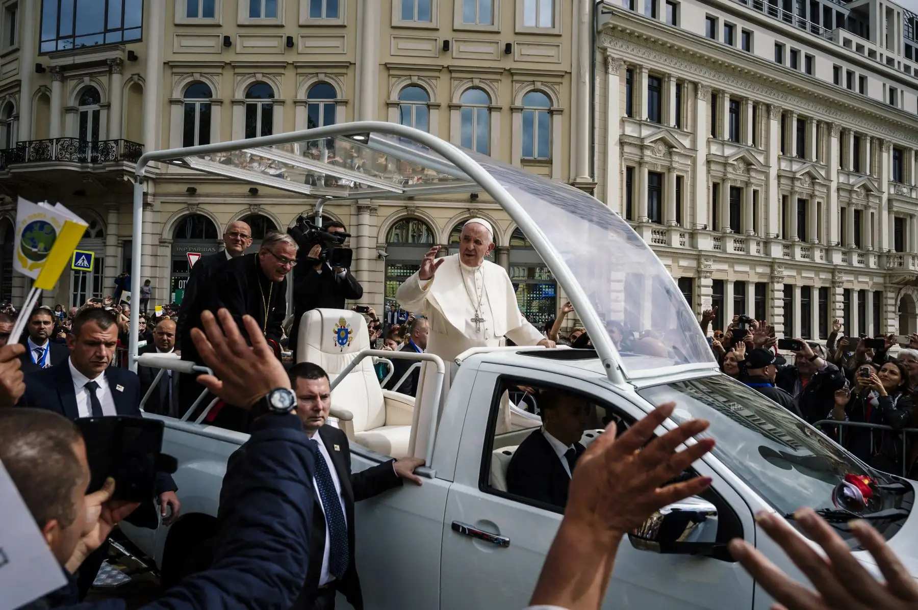 El Papa Francisco saluda desde el papamóvil cuando llega para celebrar una Santa Misa en la Iglesia del Sagrado Corazón en Rakovski, Bulgaria. Foto: AFP