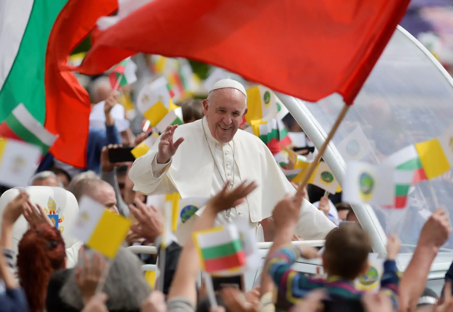 El Papa Francisco saluda desde el papamóvil cuando llega para celebrar una Santa Misa en la Iglesia del Sagrado Corazón en Rakovski, Bulgaria. Foto: AFP