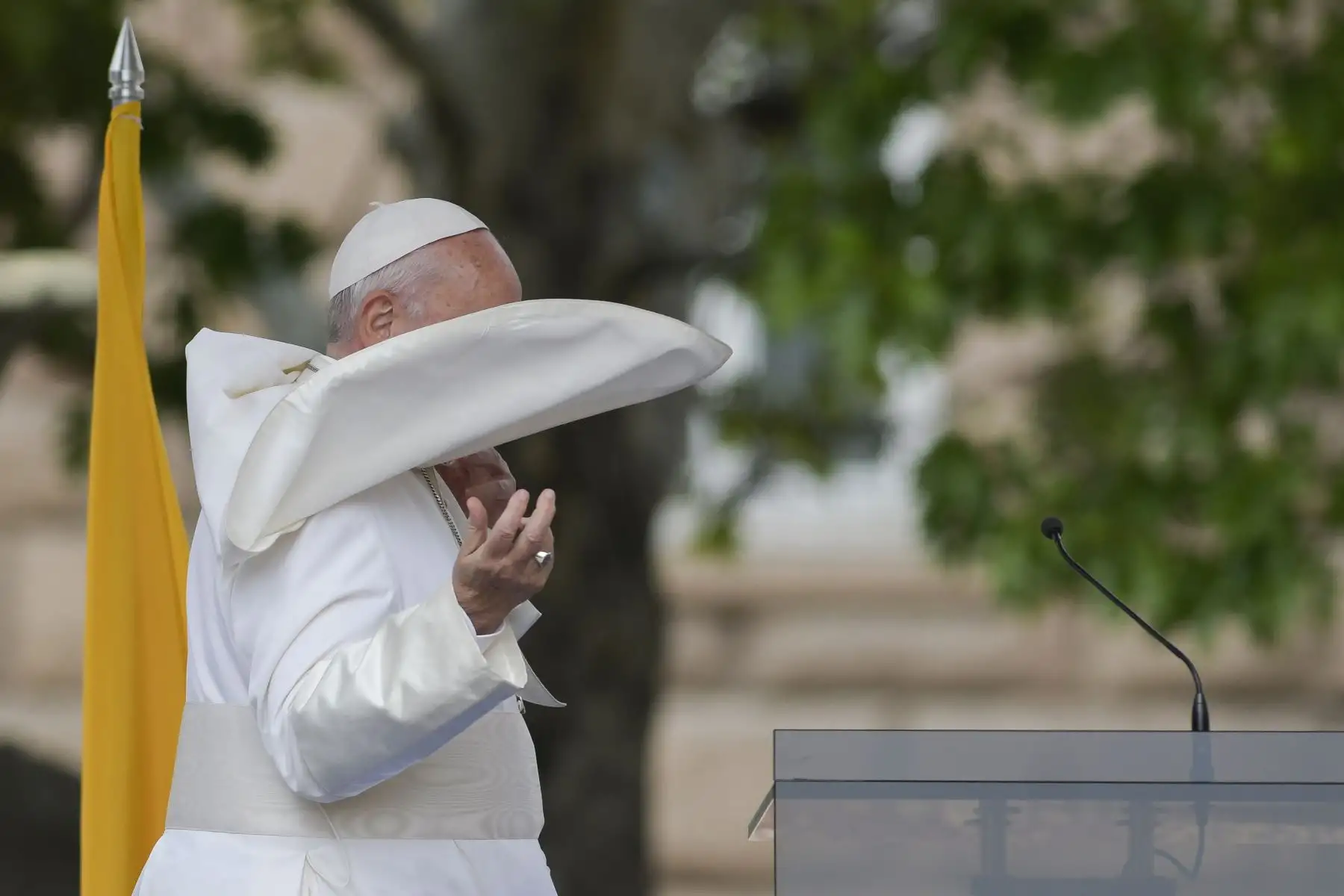 El Papa Francisco saluda desde el papamóvil cuando llega para celebrar una Santa Misa en la Iglesia del Sagrado Corazón en Rakovski, Bulgaria. Foto: AFP