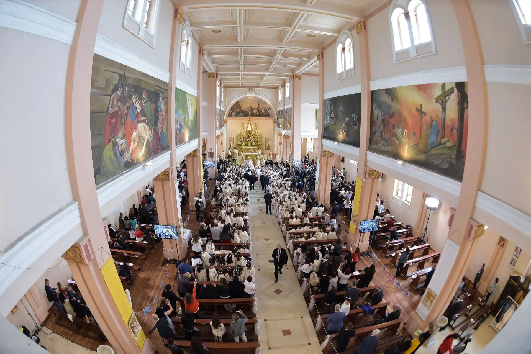 El Papa Francisco celebra una Santa Misa en la Iglesia del Sagrado Corazón en Rakovski,Bulgaria. Foto: AFP