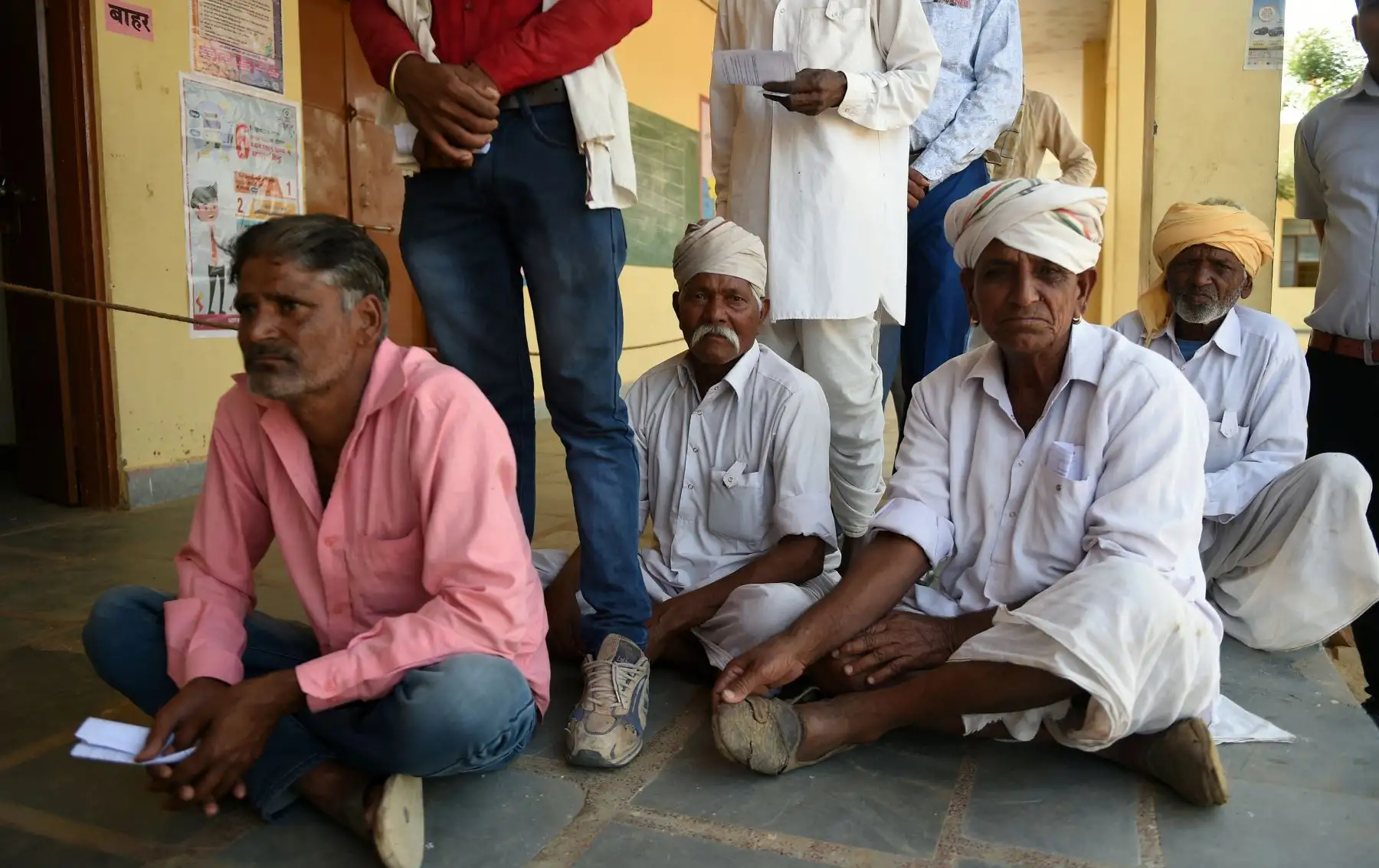 Votantes indios se sientan a esperar para emitir su voto en la aldea de Panwaliya, en Sanganer, en las afueras de Jaipur. Foto: AFP