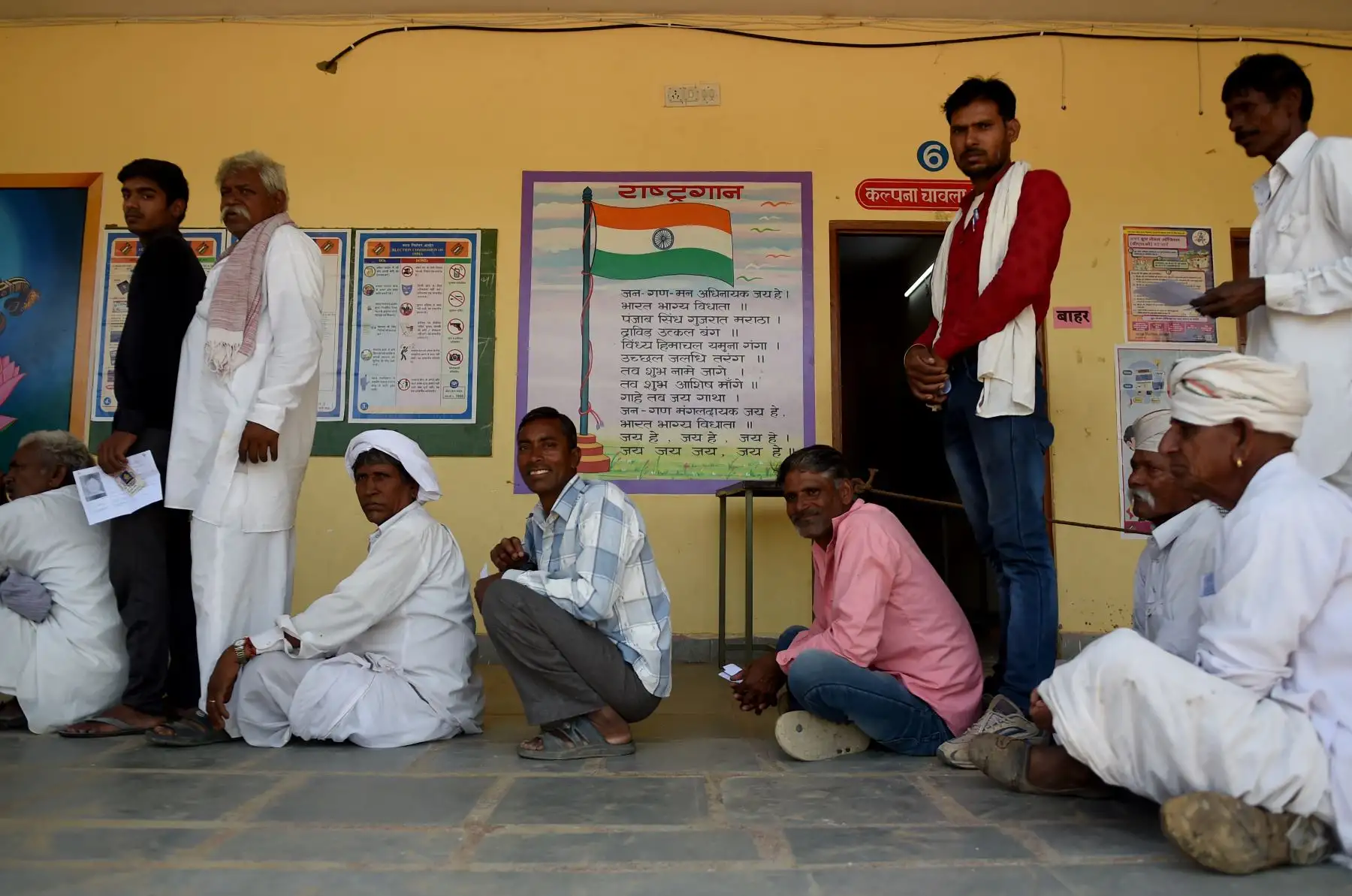 Votantes indios se sientan a esperar para emitir su voto en la aldea de Panwaliya, en Sanganer, en las afueras de Jaipur. Foto: AFP