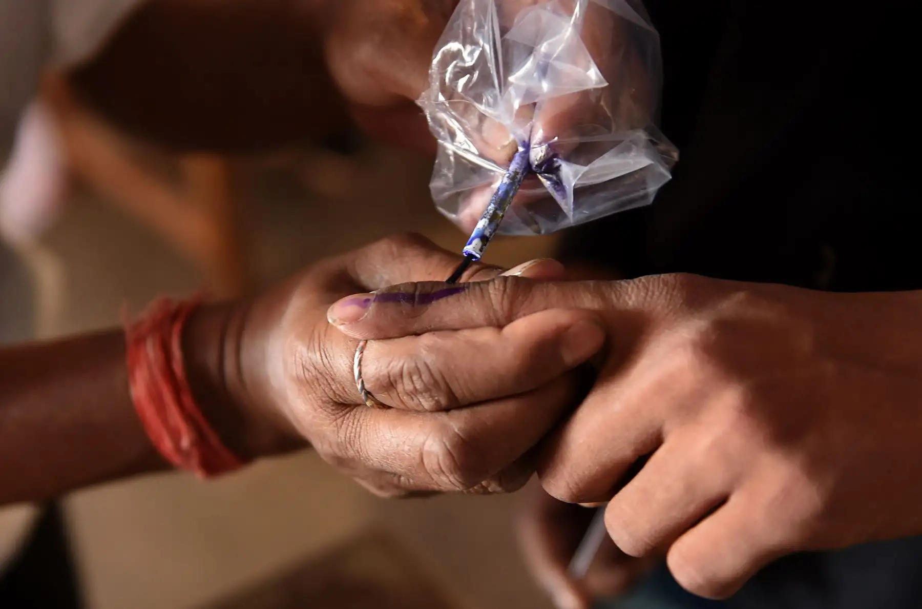Un votante indio tiene su dedo marcado con tinta durante las elecciones generales de la India. Foto: AFP