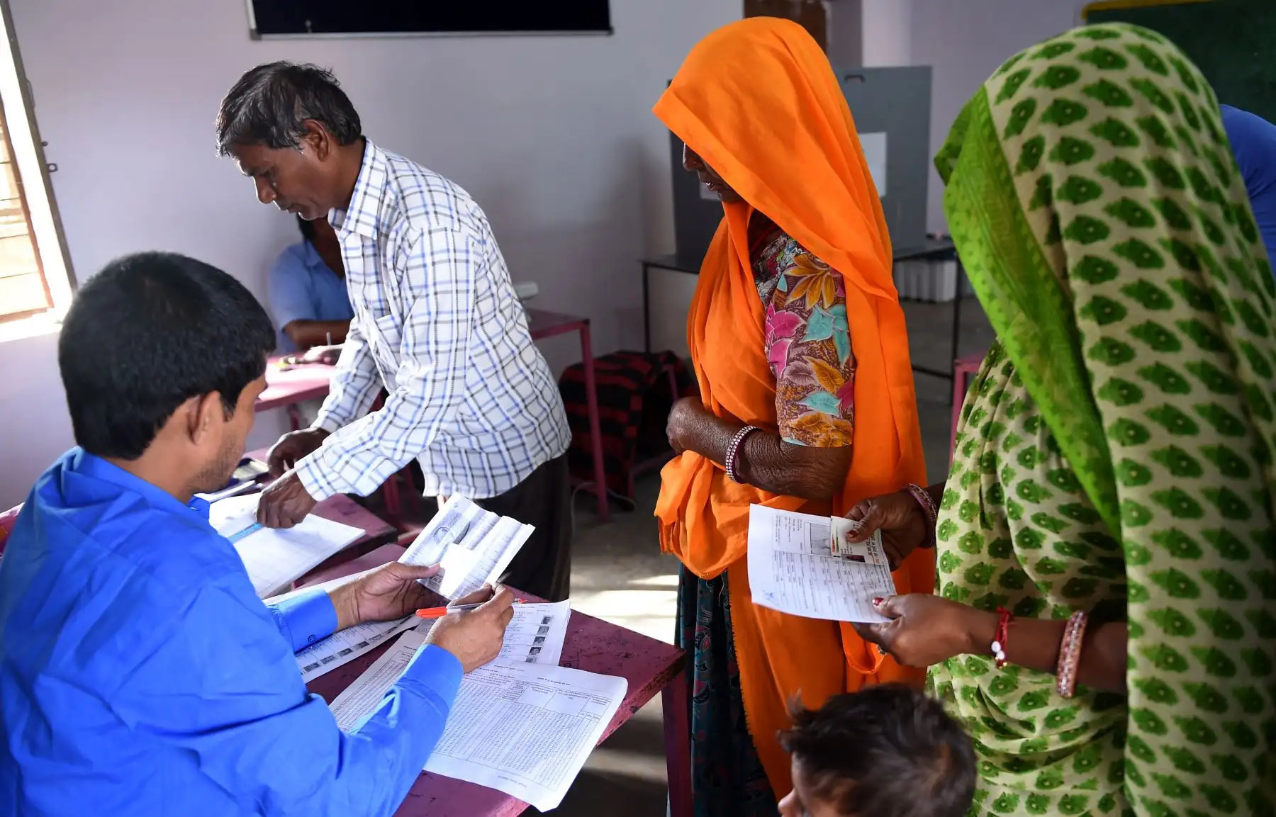 Votantes indios llegan una mesa electoral para emitir su voto: Foto: AFP