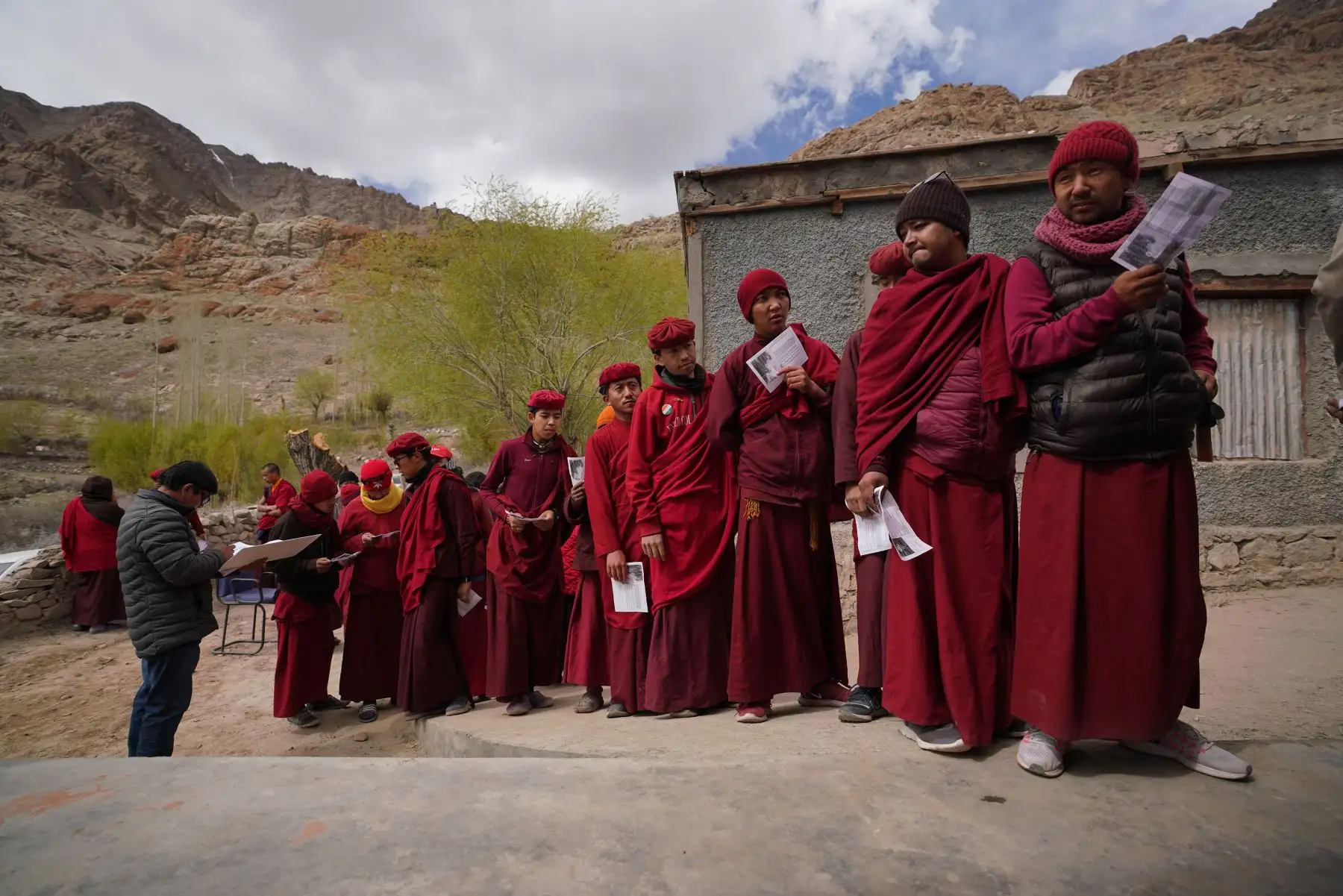 Monjes budistas esperan en un centro de votación cerca del Monasterio Hemis. Foto: AFP