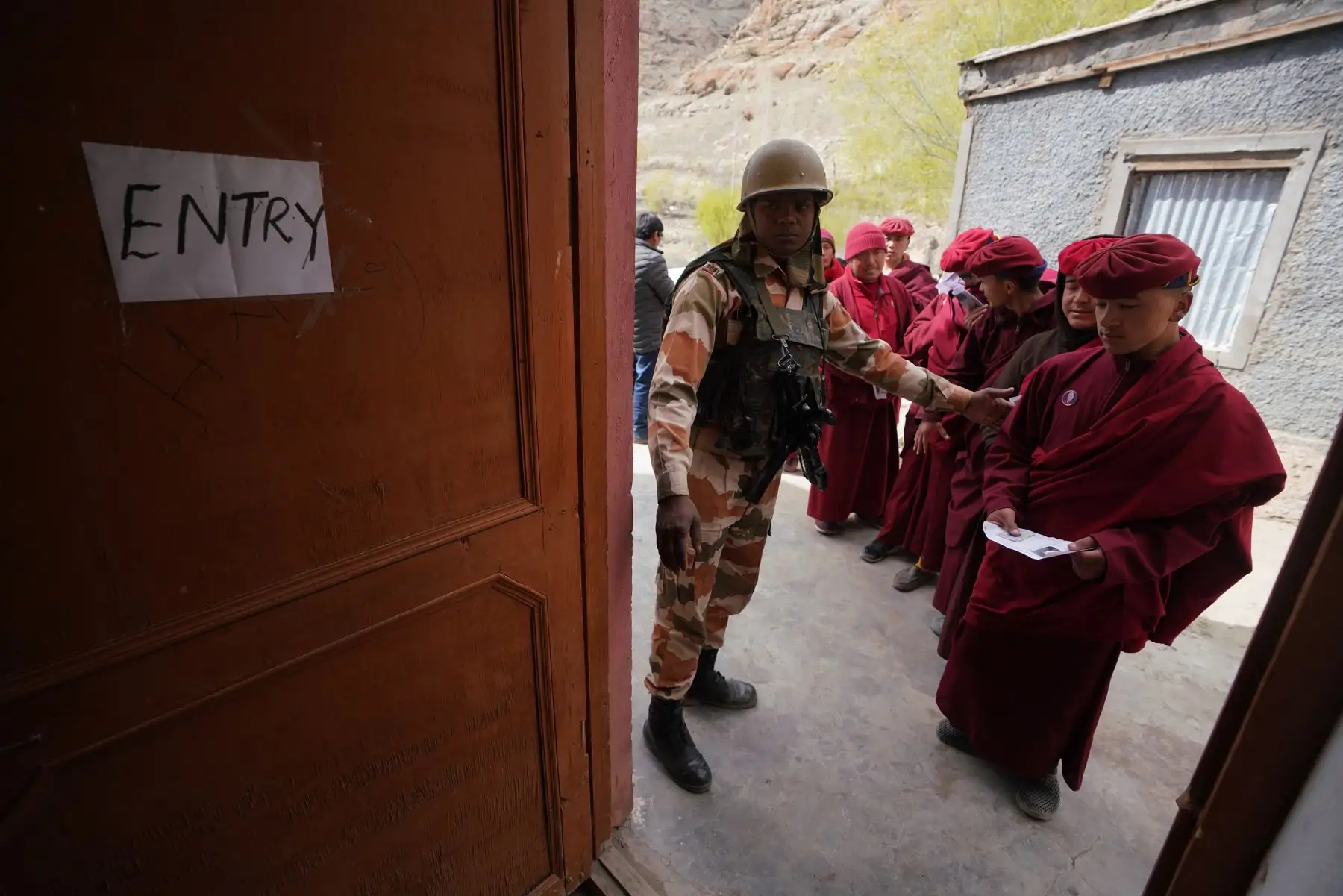 Monjes budistas esperan en un centro de votación cerca del Monasterio Hemis. Foto: AFP