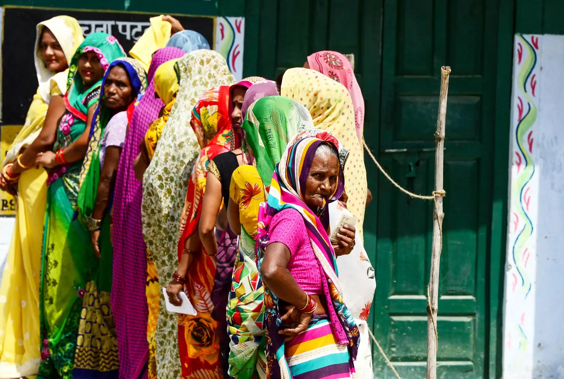 Votantes indios hacen cola en una mesa electoral. Foto: AFP