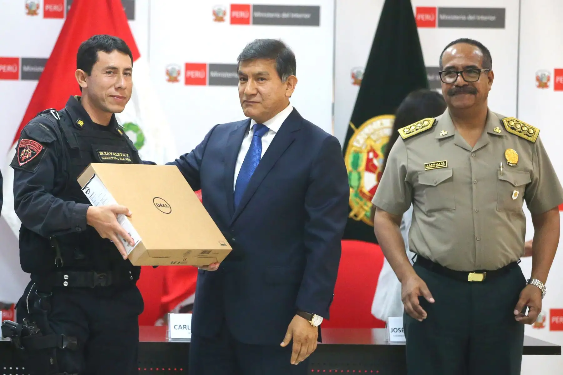 Ministro de Interior Carlos Morán, reconoce  a los efectivos policiales que participaron en exitosos operativos durante el pasado mes de abril. Foto: ANDINA/Vidal Tarqui