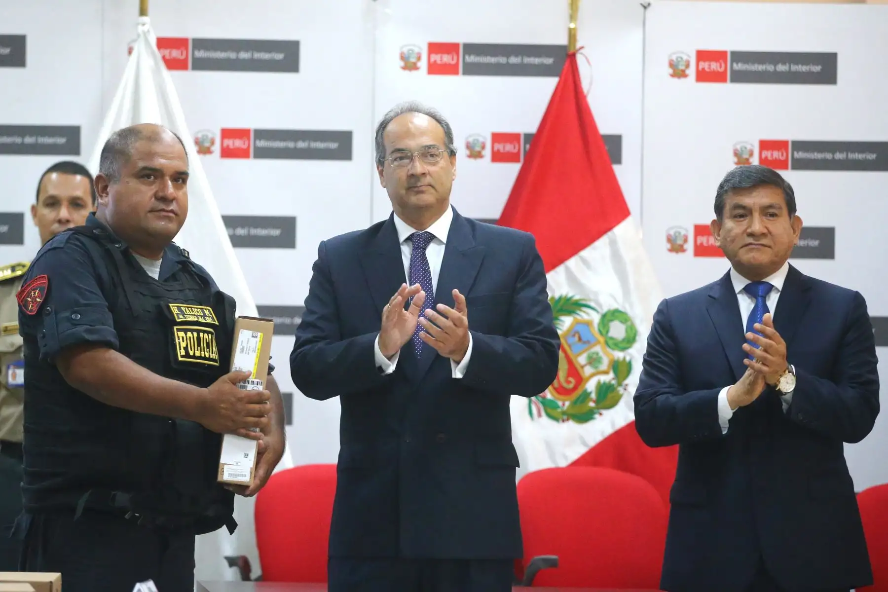 Ministro de Interior Carlos Morán, reconoce  a los efectivos policiales que participaron en exitosos operativos durante el pasado mes de abril. Foto: ANDINA/Vidal Tarqui