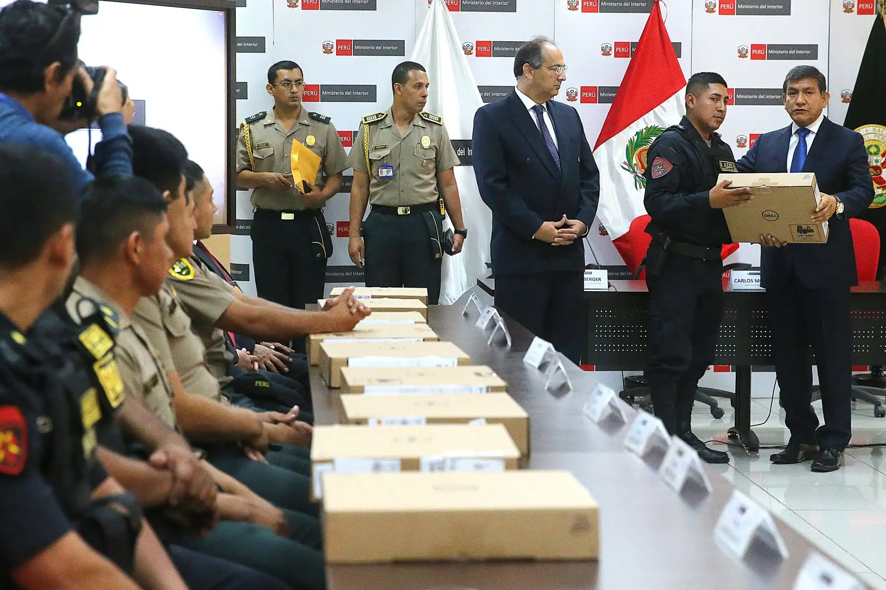 Ministro de Interior Carlos Morán, reconoce  a los efectivos policiales que participaron en exitosos operativos durante el pasado mes de abril. Foto: ANDINA/Vidal Tarqui