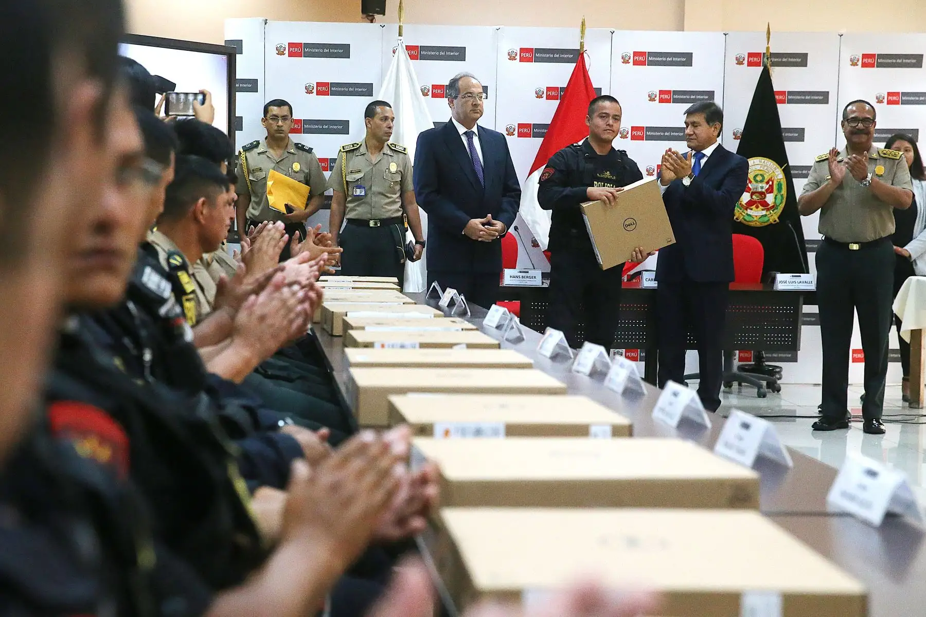 Ministro de Interior Carlos Morán, reconoce  a los efectivos policiales que participaron en exitosos operativos durante el pasado mes de abril. Foto: ANDINA/Vidal Tarqui