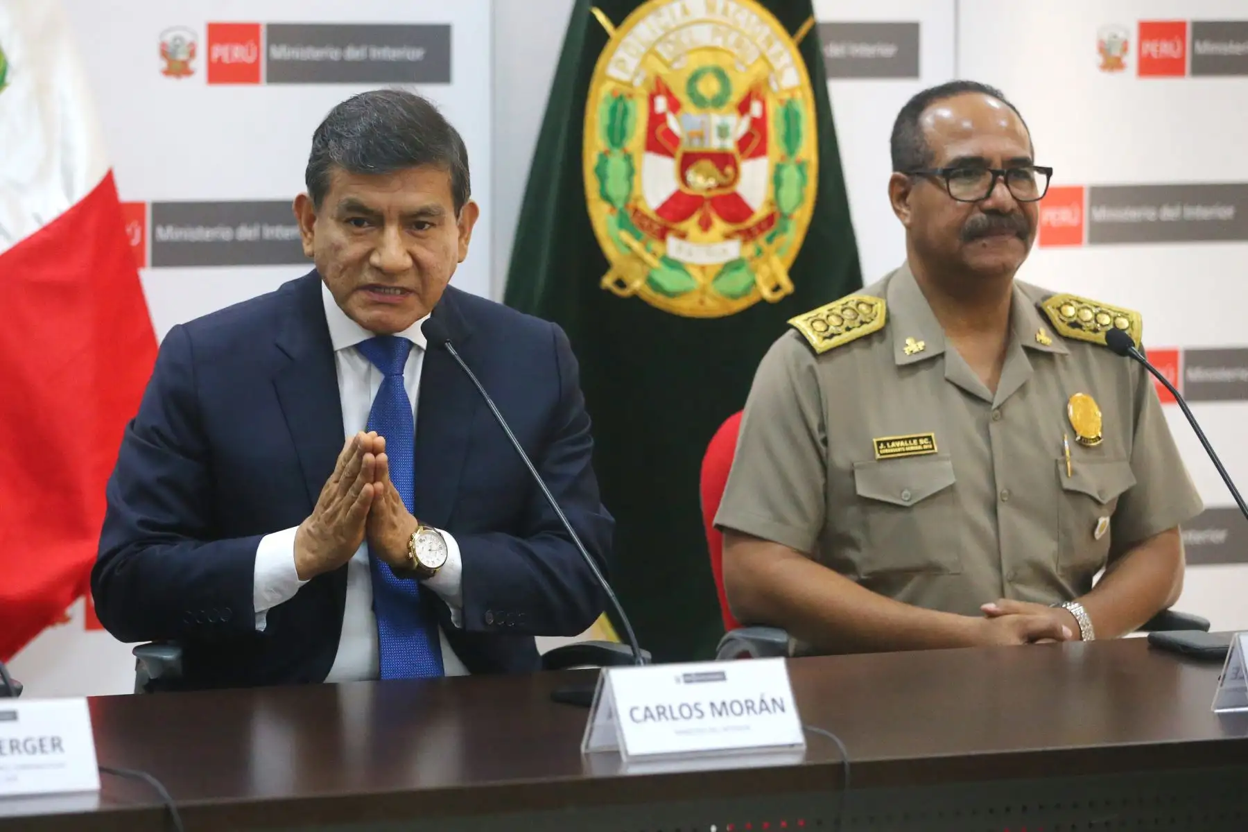 Ministro de Interior Carlos Morán, reconoce  a los efectivos policiales que participaron en exitosos operativos durante el pasado mes de abril. Foto: ANDINA/Vidal Tarqui