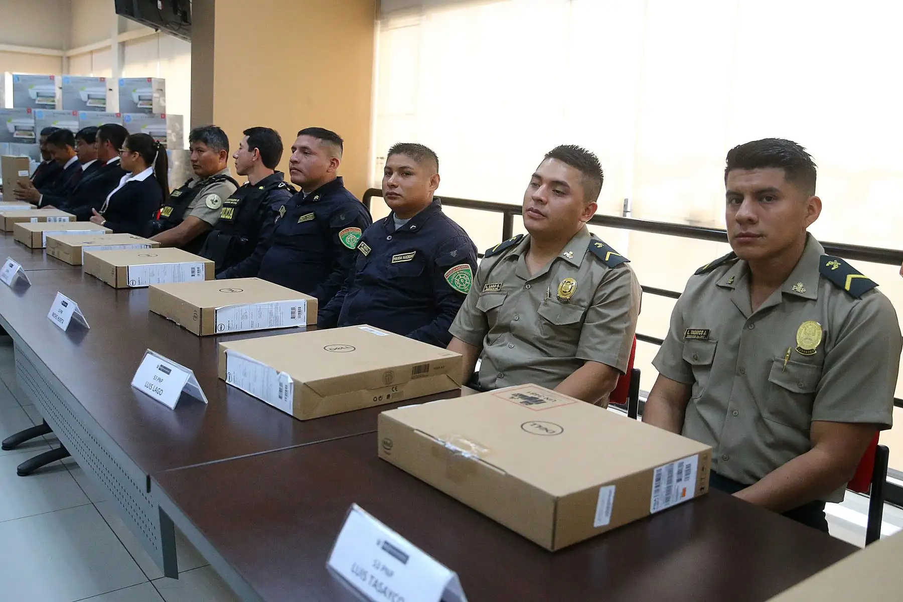 Ministro de Interior Carlos Morán, reconoce  a los efectivos policiales que participaron en exitosos operativos durante el pasado mes de abril. Foto: ANDINA/Vidal Tarqui