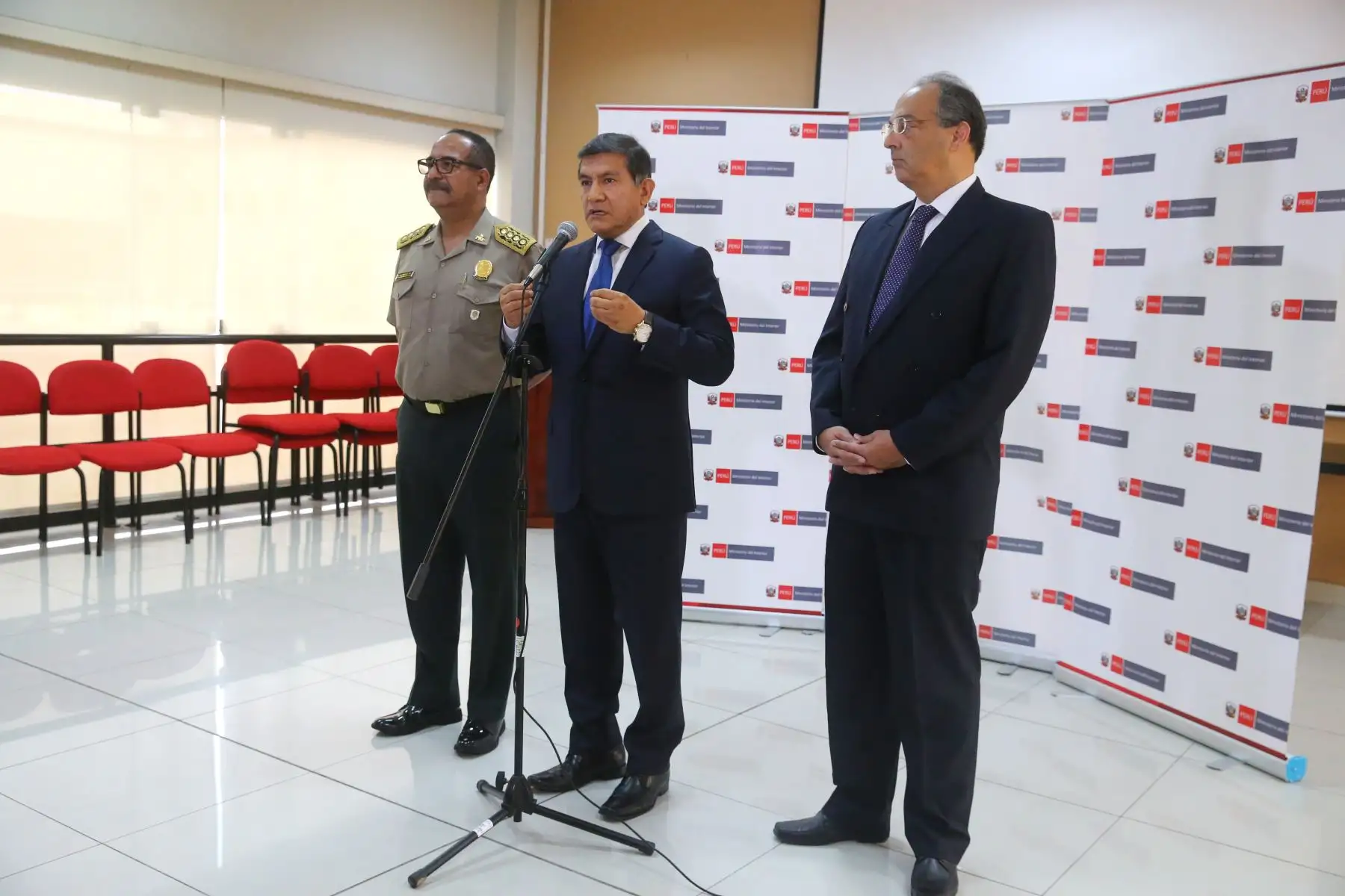 Ministro de Interior Carlos Morán, reconoce  a los efectivos policiales que participaron en exitosos operativos durante el pasado mes de abril. Foto: ANDINA/Vidal Tarqui