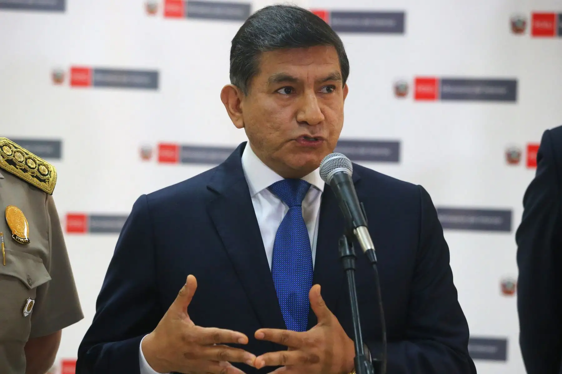 Ministro de Interior Carlos Morán, reconoce  a los efectivos policiales que participaron en exitosos operativos durante el pasado mes de abril. Foto: ANDINA/Vidal Tarqui