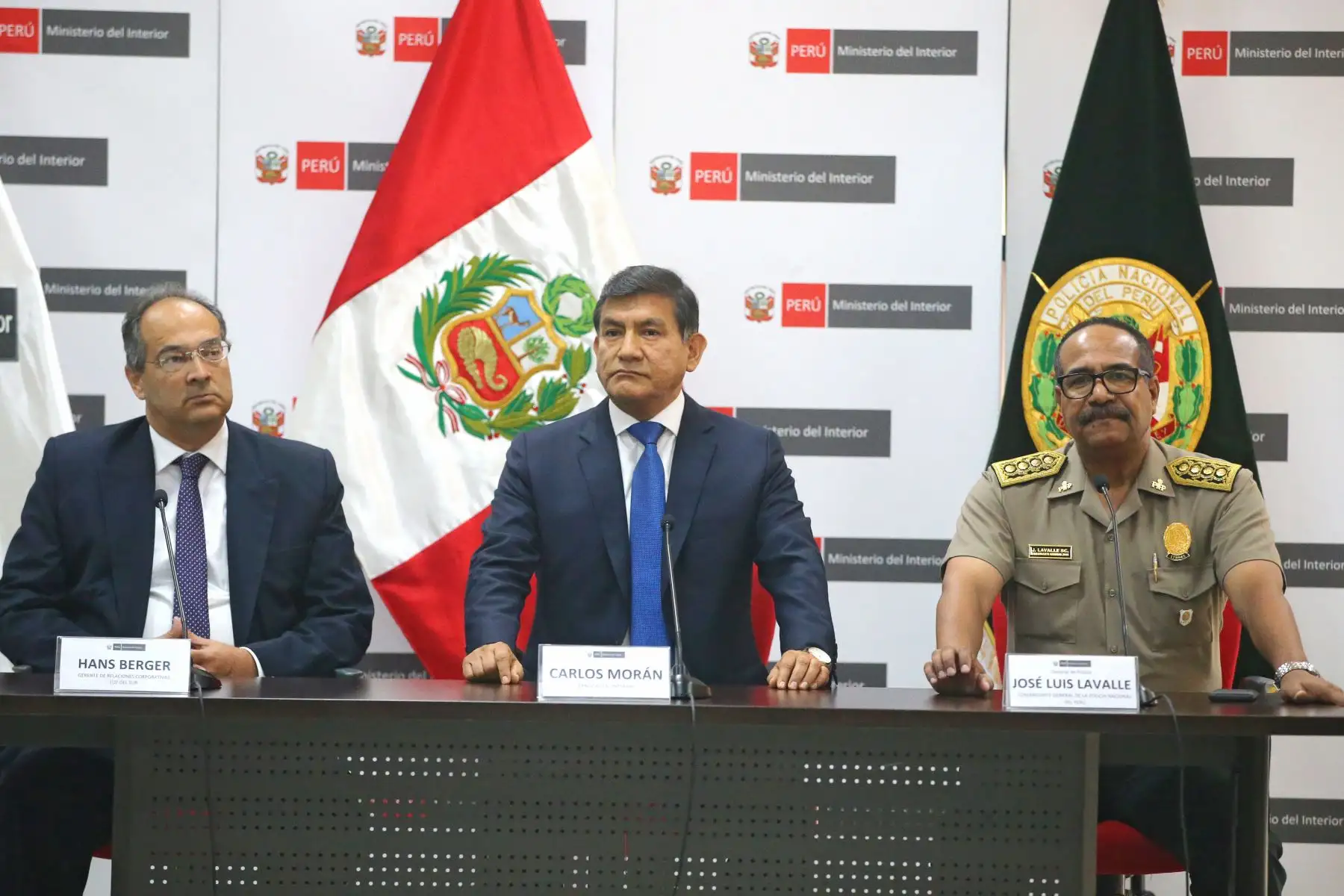 Ministro de Interior Carlos Morán, reconoce  a los efectivos policiales que participaron en exitosos operativos durante el pasado mes de abril. Foto: ANDINA/Vidal Tarqui