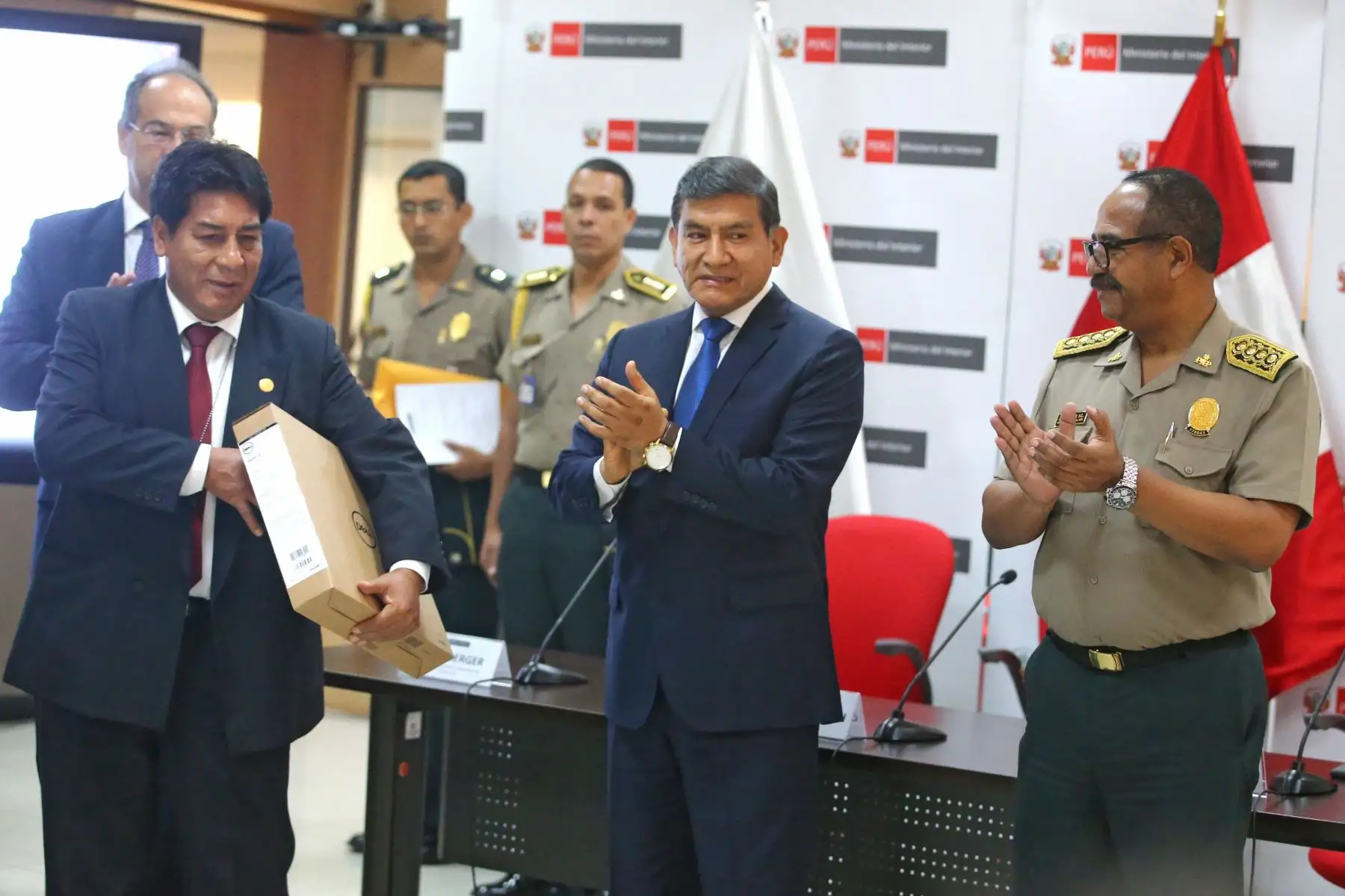 Ministro de Interior Carlos Morán, reconoce  a los efectivos policiales que participaron en exitosos operativos durante el pasado mes de abril. Foto: ANDINA/Vidal Tarqui