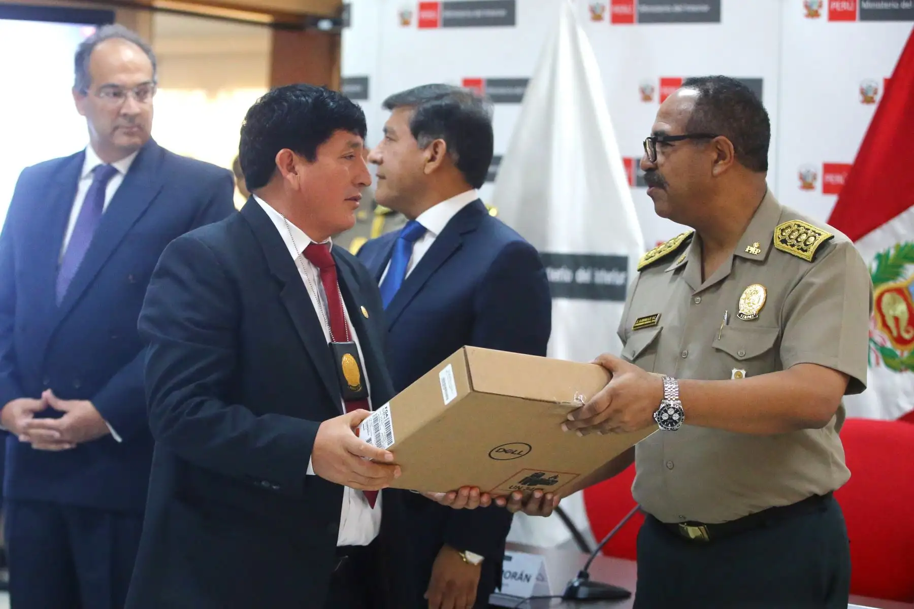 Ministro de Interior Carlos Morán, reconoce  a los efectivos policiales que participaron en exitosos operativos durante el pasado mes de abril. Foto: ANDINA/Vidal Tarqui