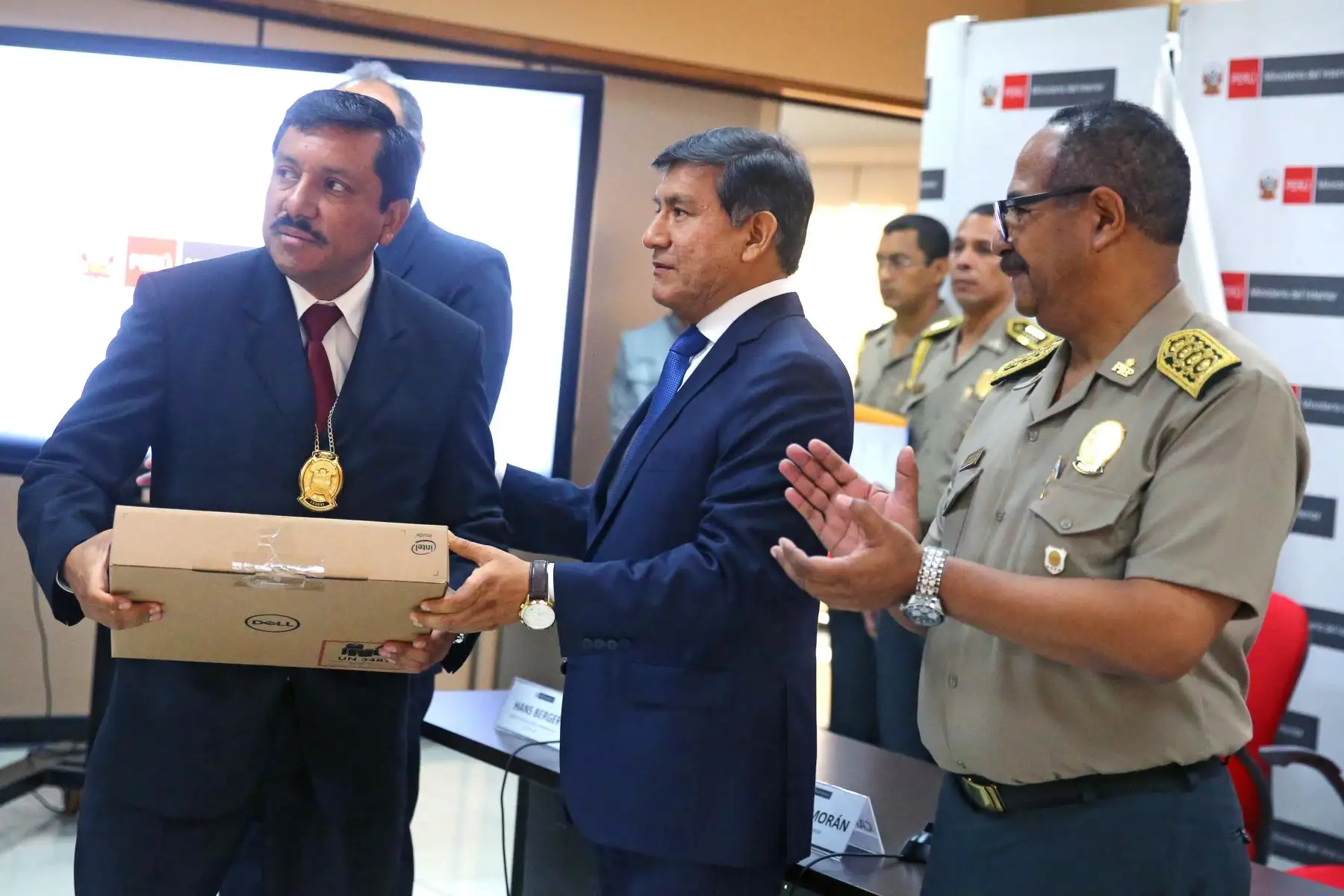 Ministro de Interior Carlos Morán, reconoce  a los efectivos policiales que participaron en exitosos operativos durante el pasado mes de abril. Foto: ANDINA/Vidal Tarqui