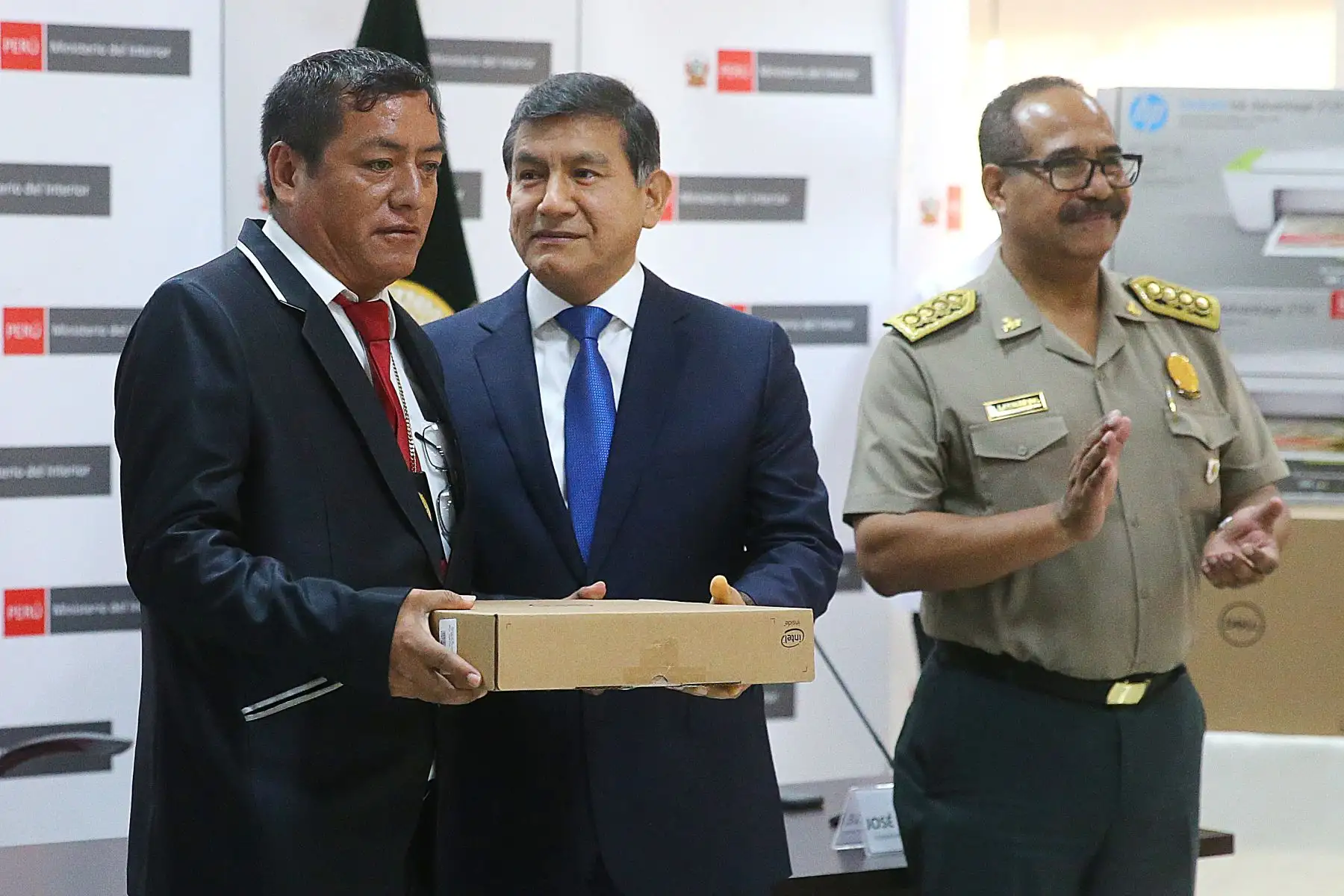 Ministro de Interior Carlos Morán, reconoce  a los efectivos policiales que participaron en exitosos operativos durante el pasado mes de abril. Foto: ANDINA/Vidal Tarqui