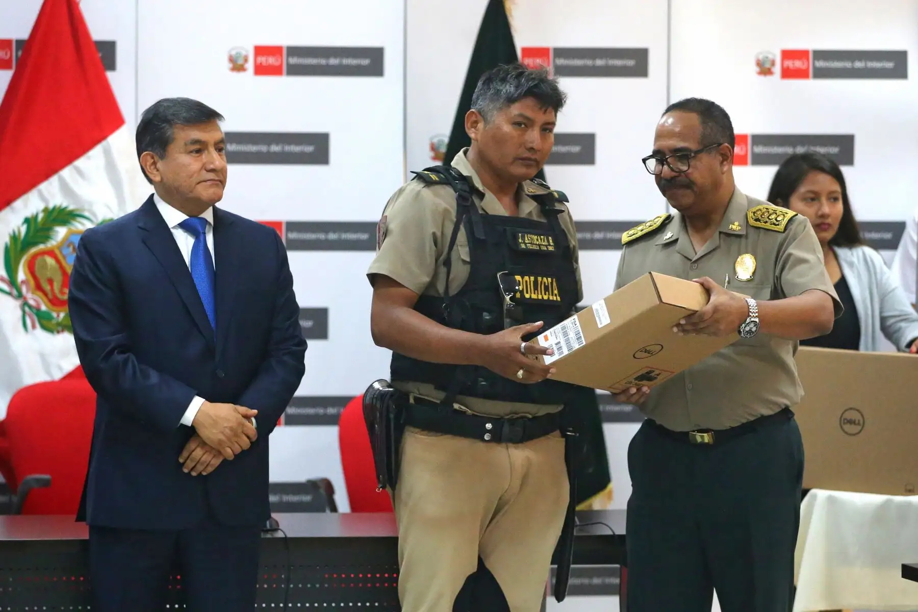 Ministro de Interior Carlos Morán, reconoce  a los efectivos policiales que participaron en exitosos operativos durante el pasado mes de abril. Foto: ANDINA/Vidal Tarqui