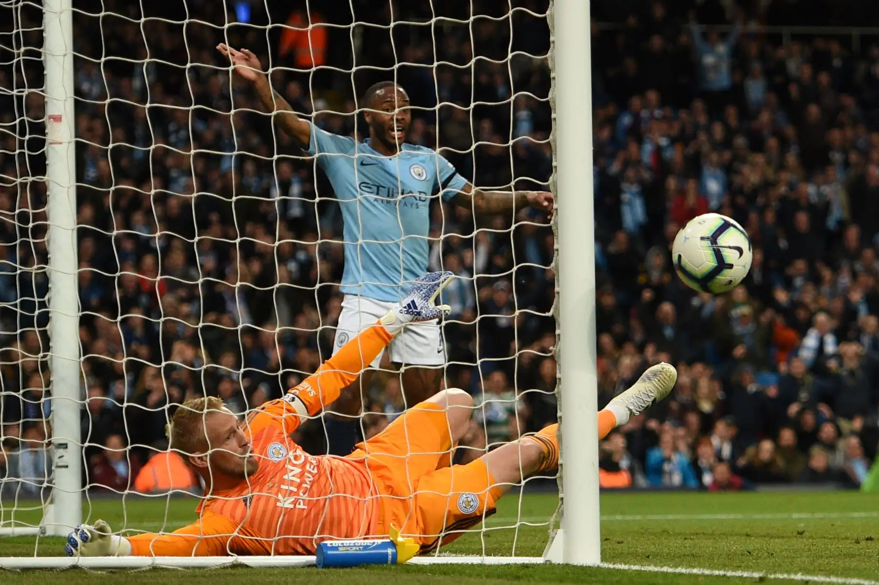 Kasper Schmeichel, portero danés de Leicester City, despeja el balón de un remate de cabeza del delantero argentino Sergio Agüero del Manchester City. Foto: AFP