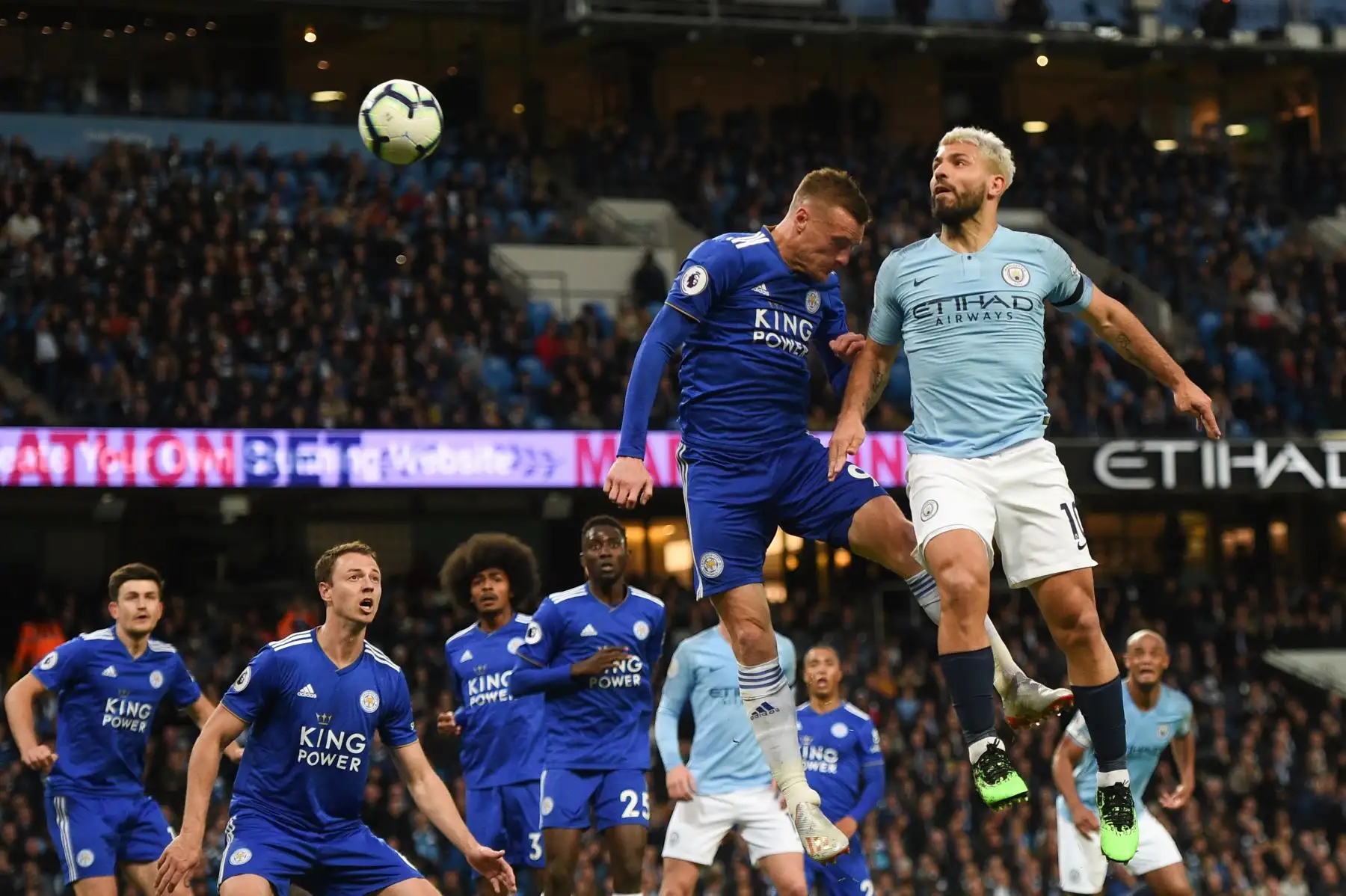 Remate de cabeza del delantero argentino Sergio Agüero del Manchester City durante el partido de fútbol de la Premier League inglesa: Foto: AFP