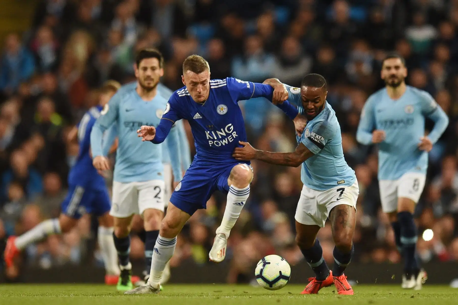 El delantero inglés de Leicester City Jamie Vardy se enfrenta al mediocampista inglés de Manchester City Raheem Sterling. Foto: AFP
