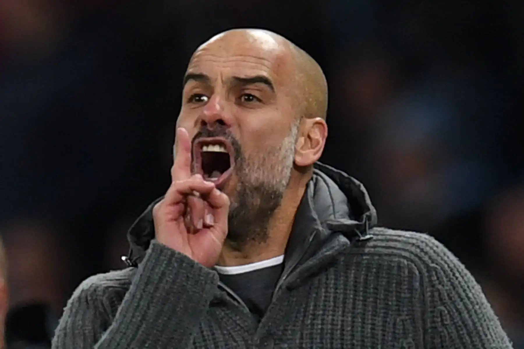 El técnico español del Manchester City, Pep Guardiola, gesticula desde la línea de touch durante el partido de fútbol de la Premier League inglesa entre Manchester City y Leicester . Foto: AFP
