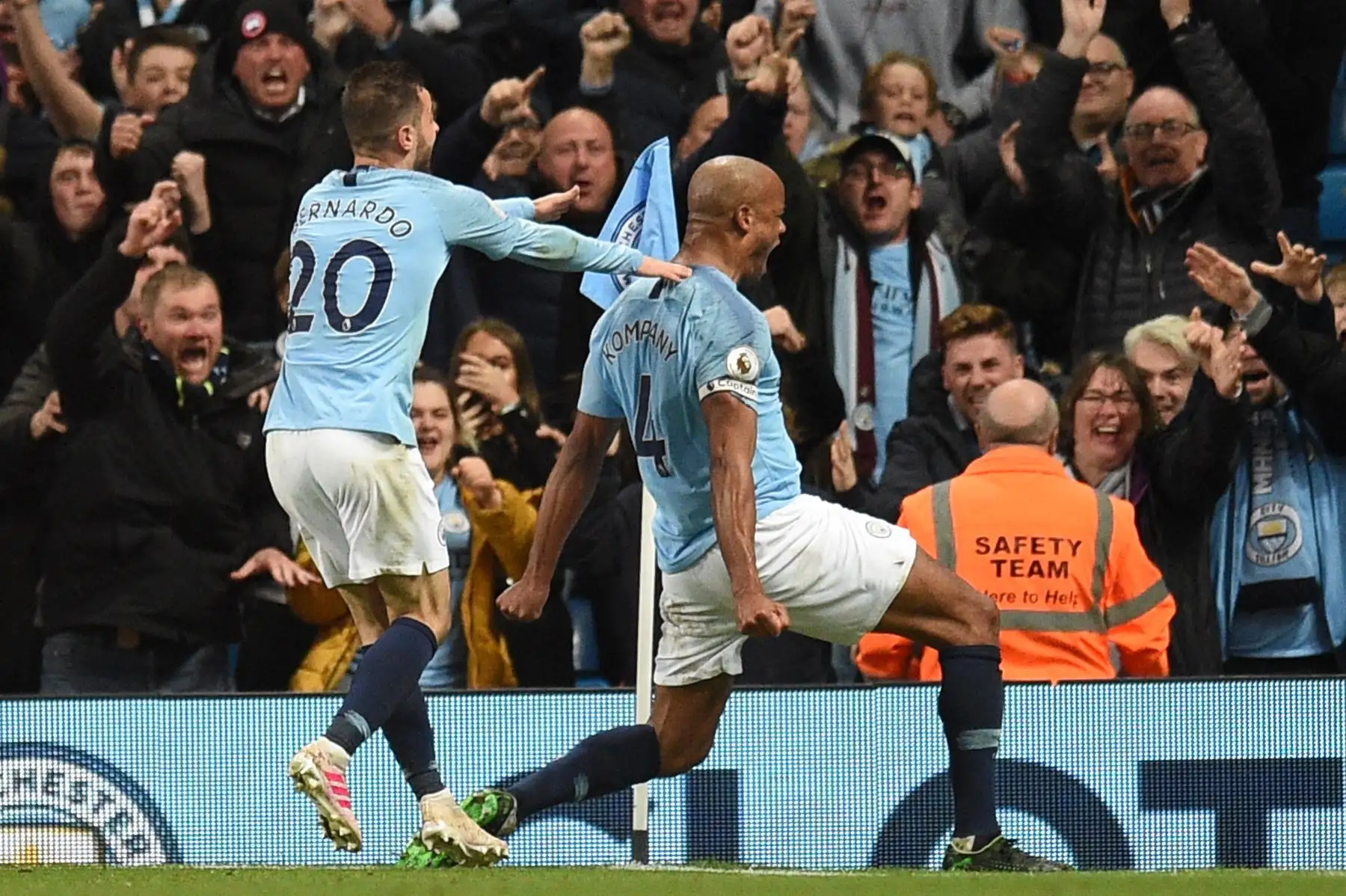 El defensa belga del Manchester City Vincent Kompany celebra el gol de apertura durante el partido de fútbol de la Premier League inglesa. Foto: AFP