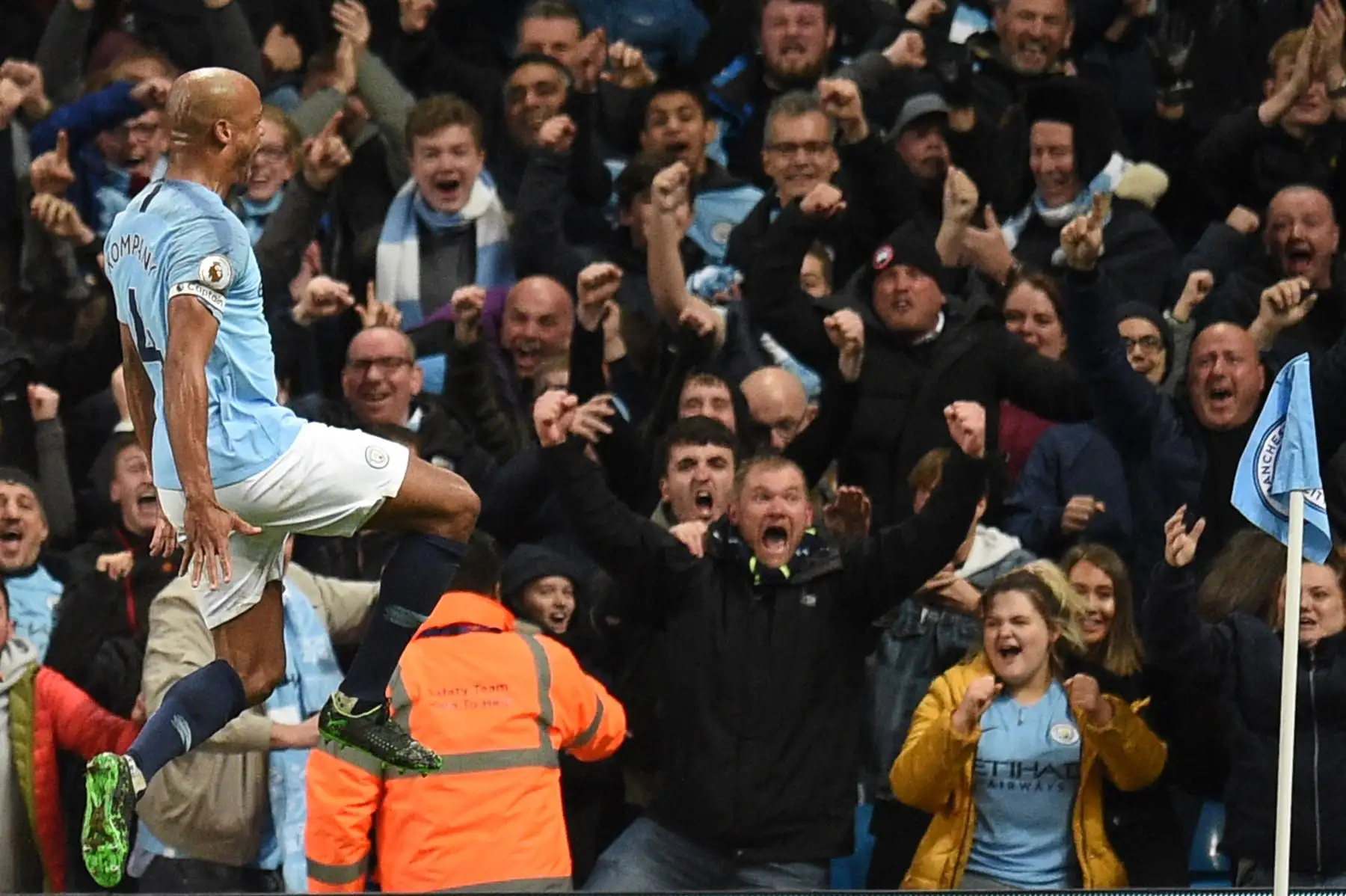 El defensa belga del Manchester City Vincent Kompany celebra el gol de apertura durante el partido de fútbol de la Premier League inglesa. Foto: AFP