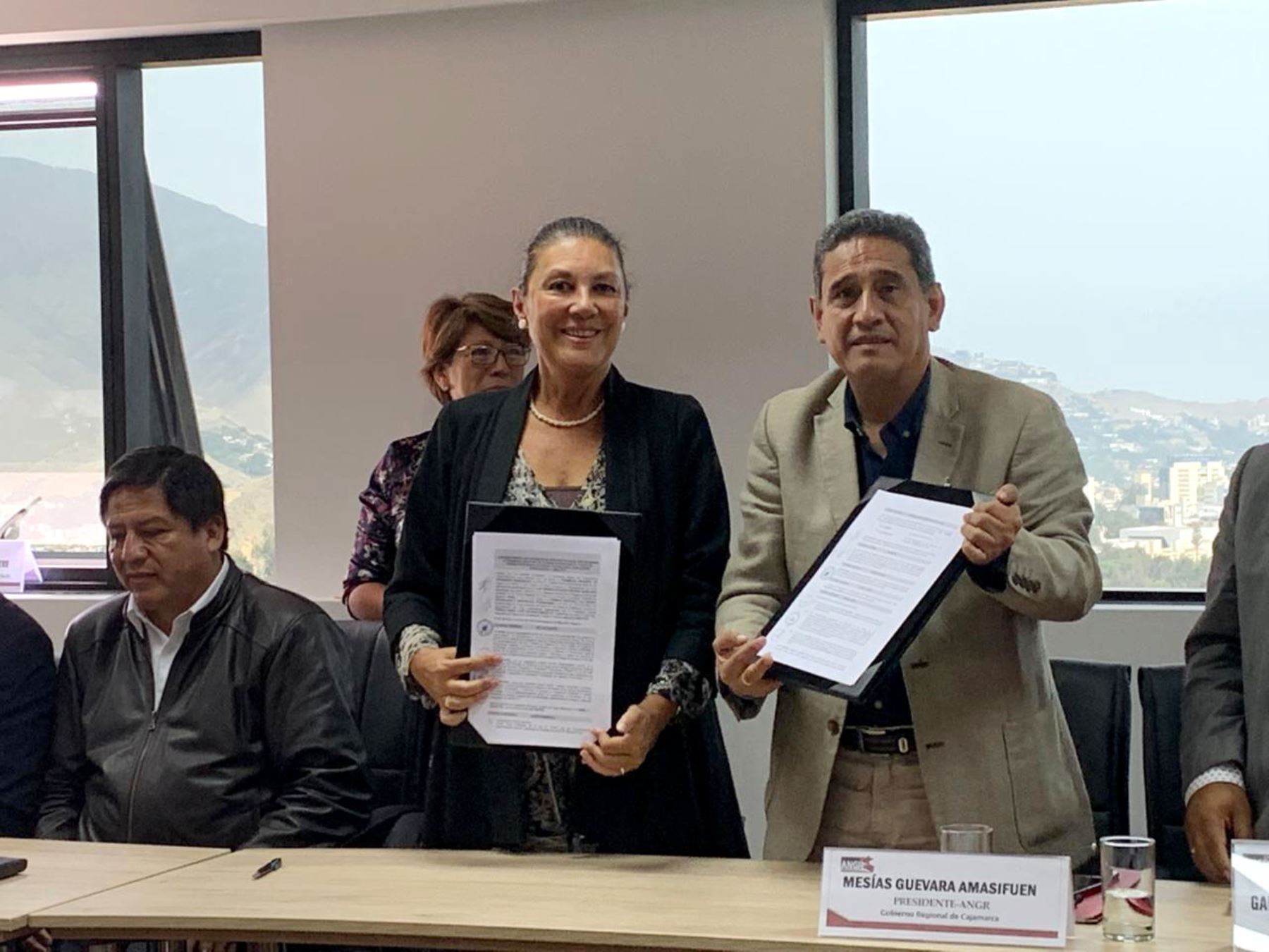 El presidente de la ANGR, Mesías Guevara, y la presidenta del Concytec, Fabiola León–Velarde, suscribieron un Convenio Marco de Cooperación Interinstitucional en el marco de la reunión general de gobernadores regionales del Perú.