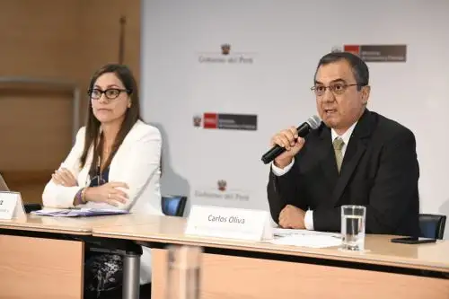 Ministro Carlos Oliva y jefa de la Sunat, Claudia Suárez.