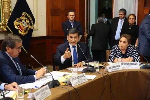 Ministro Carlos Morán se presenta ante Comisión de Defensa del Congreso para explicar la diligencia en la vivienda de Alan García el pasado 17 de abril.