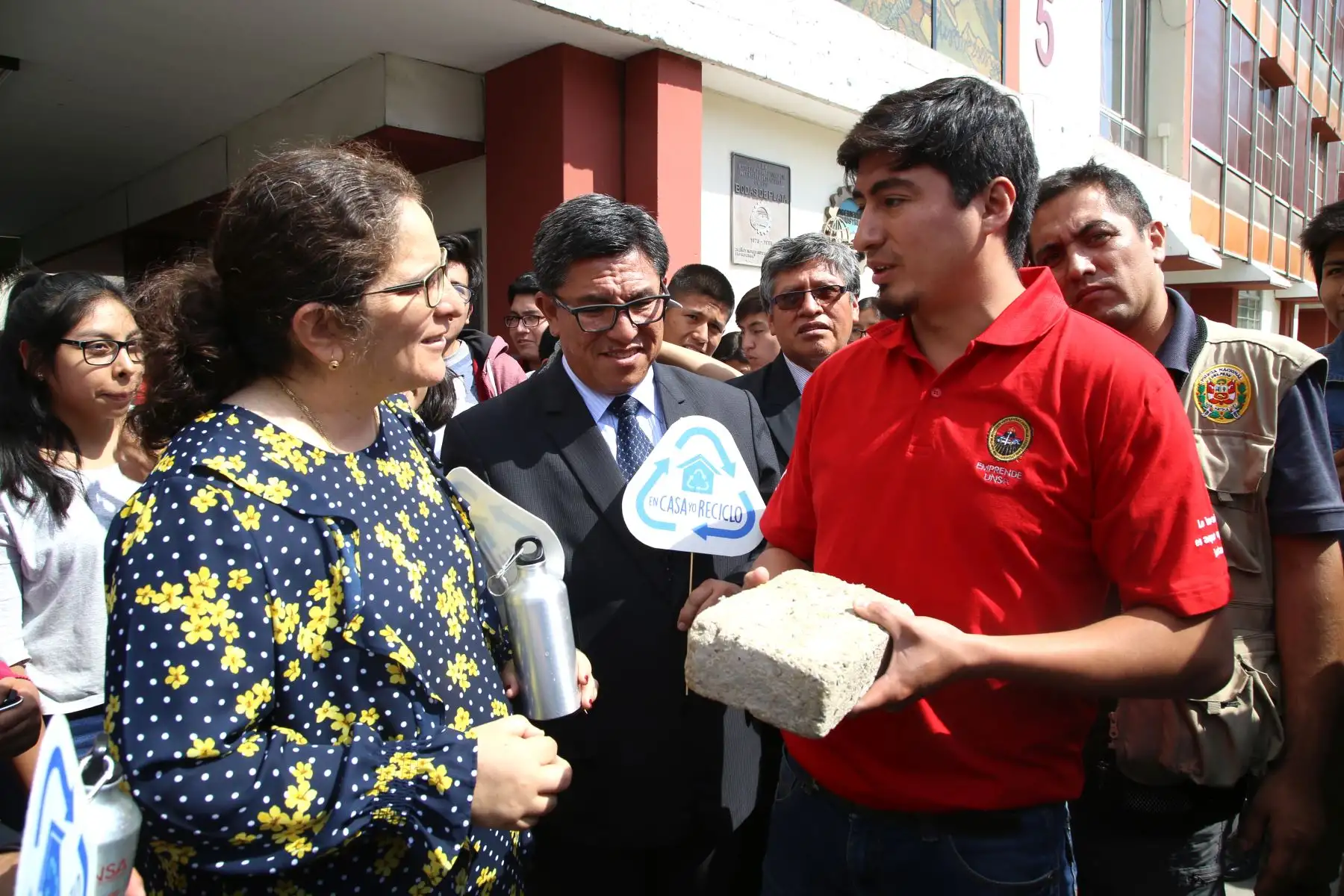 La Ministra del Ambiente, Lucía Ruíz, visitó a los estudiantes del colegio San Martín de Socabaya y los de la UNSA.
Foto: ANDINA/Minam
