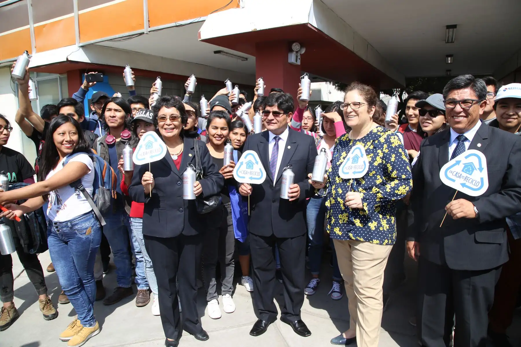 La Ministra del Ambiente, Lucía Ruíz, visitó a los estudiantes del colegio San Martín de Socabaya y los de la UNSA.
Foto: ANDINA/Minam