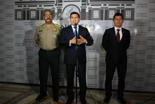 Ministro Carlos Morán declara a la prensa en el Congreso.