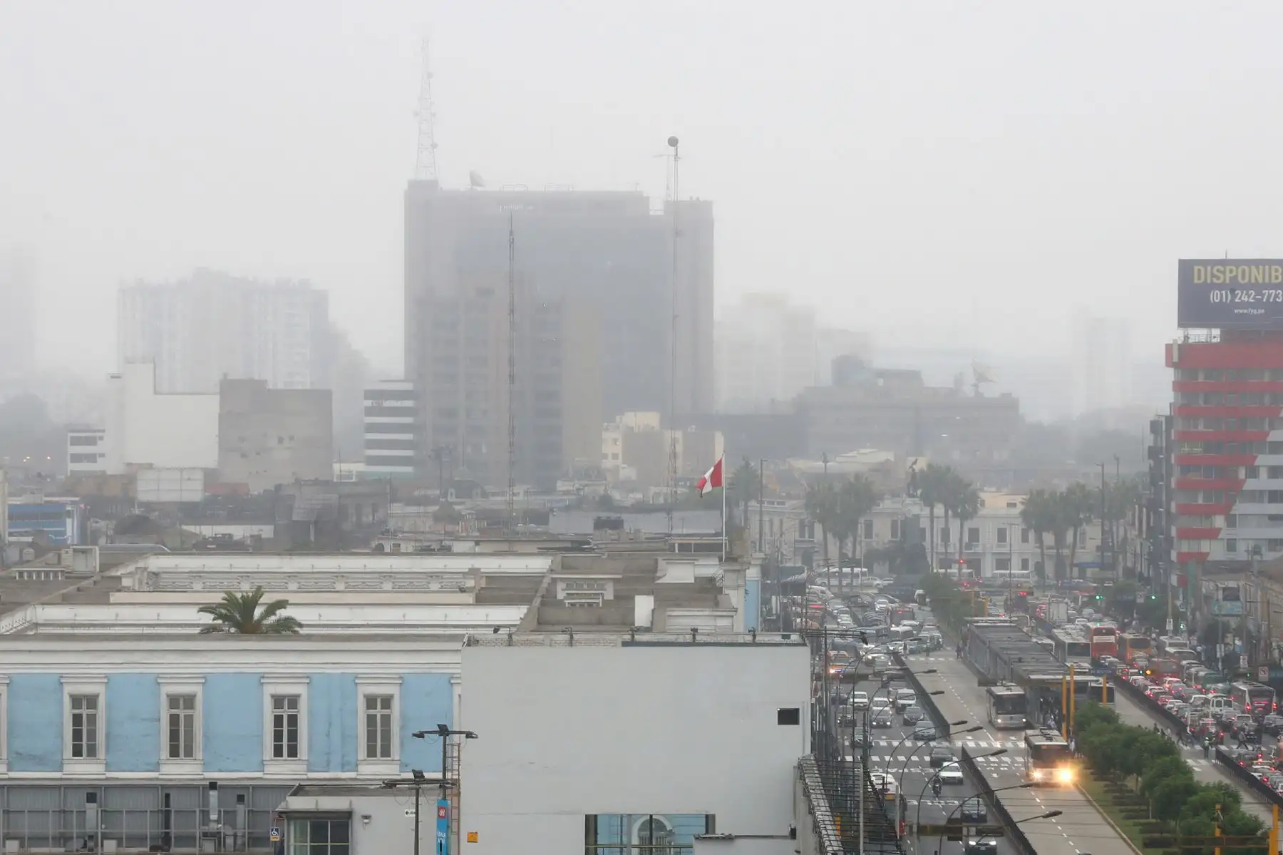 Una densa neblina y sensación de frío sorprendieron a los limeños esta mañana. Foto: ANDINA/Norman Cordova