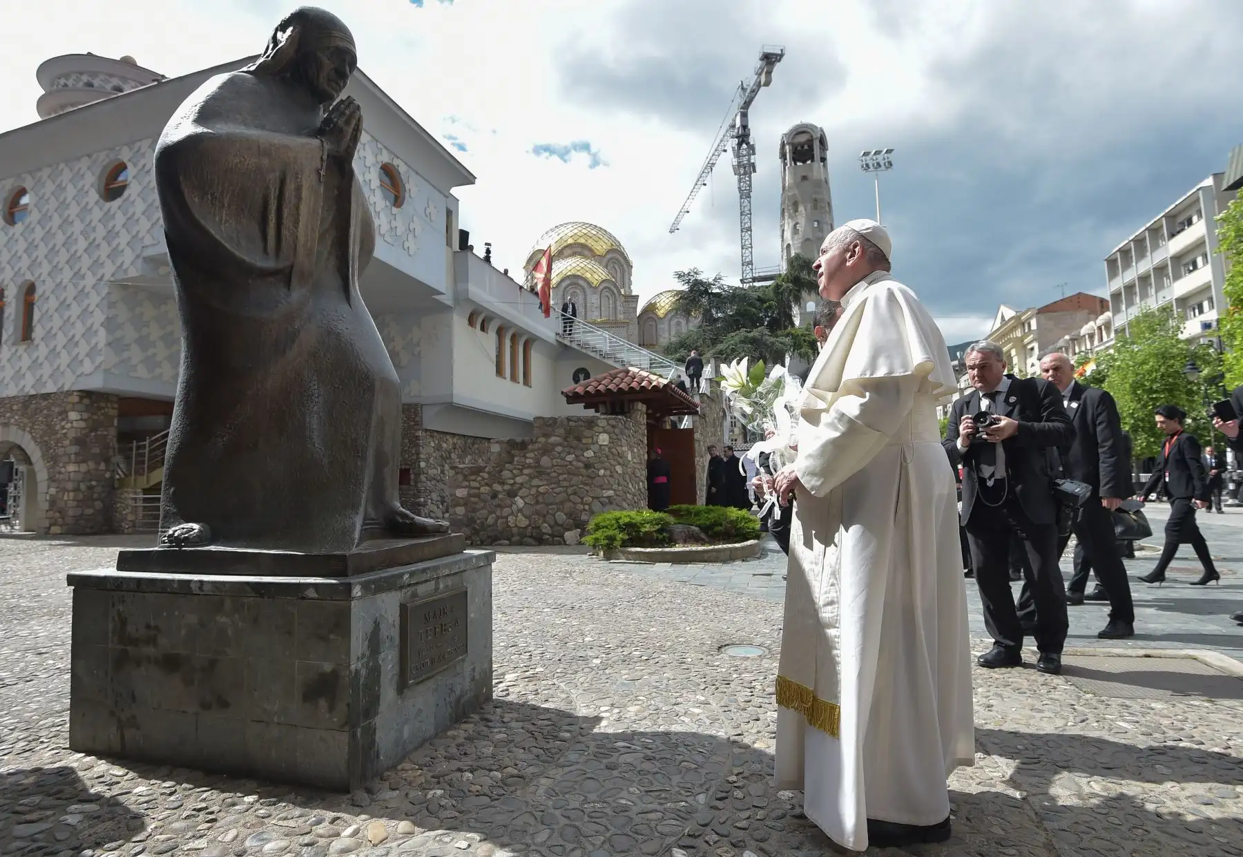 El Papa Francisco pone una ofrenda floral a un memorial dedicado a la Madre Teresa, la católica más famosa de Skopie. Foto: AFP