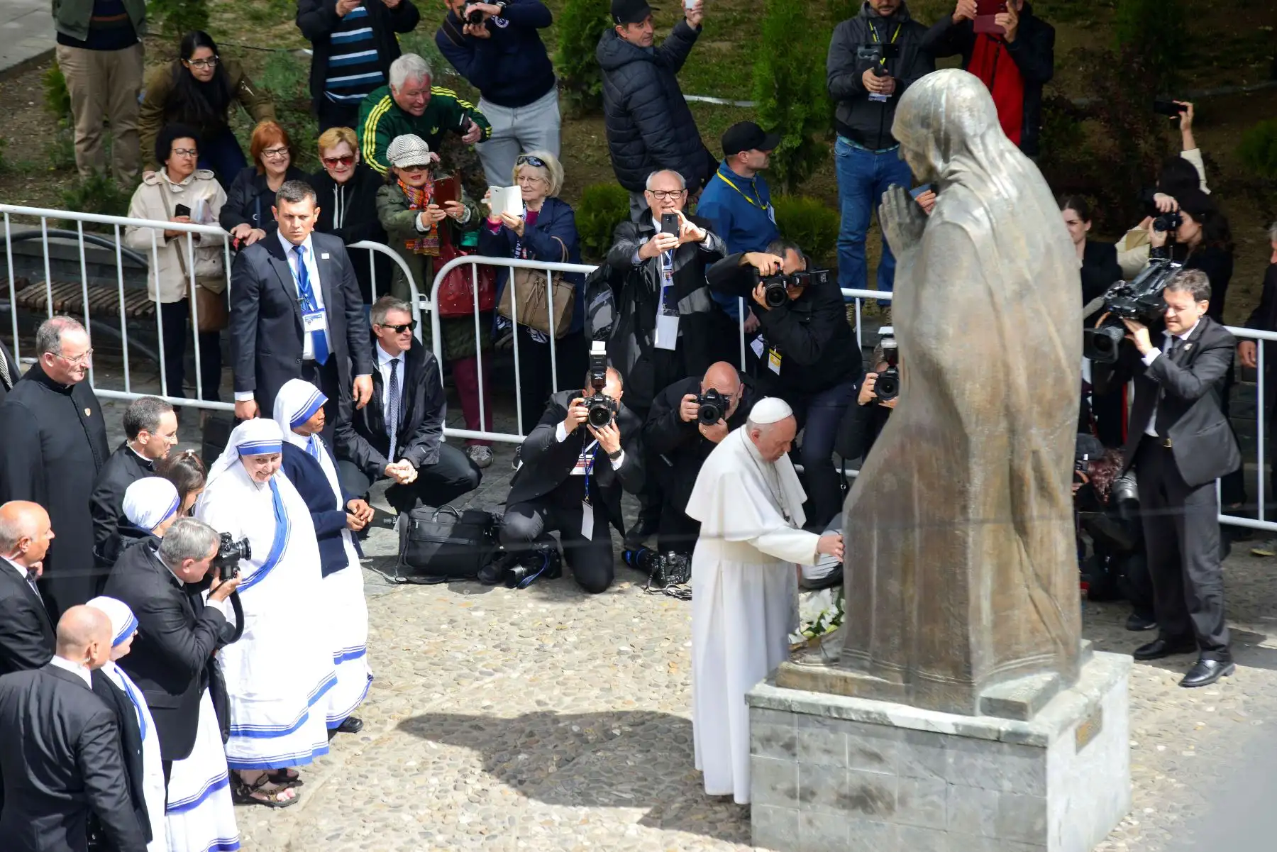 El Papa Francisco pone una ofrenda floral a un memorial dedicado a la Madre Teresa, la católica más famosa de Skopie. Foto: AFP