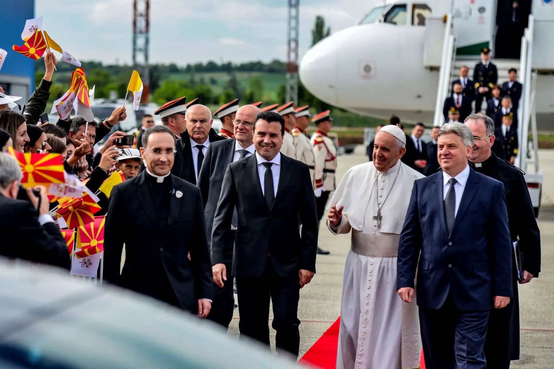 Bienvenida del Papa Francisco a su llegada al aeropuerto internacional de Skopje en Macedonia del norte. Foto: AFP