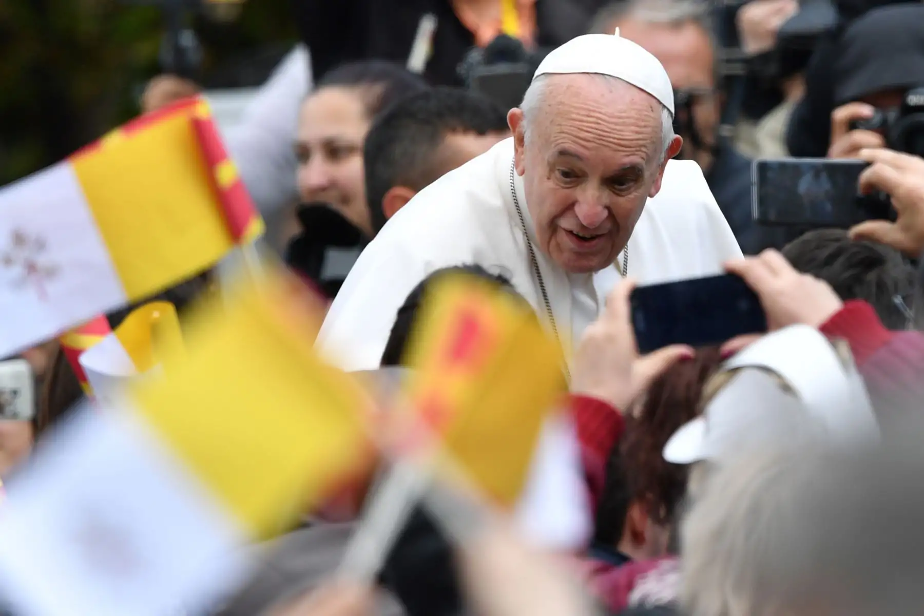 Bienvenida del Papa Francisco a su llegada al aeropuerto internacional de Skopje en Macedonia del norte. Foto: AFP