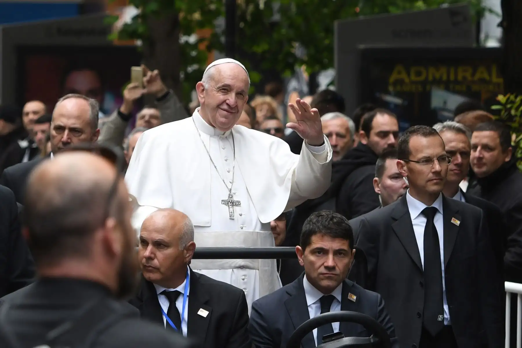 Bienvenida del Papa Francisco a su llegada al aeropuerto internacional de Skopje en Macedonia del norte. Foto: AFP