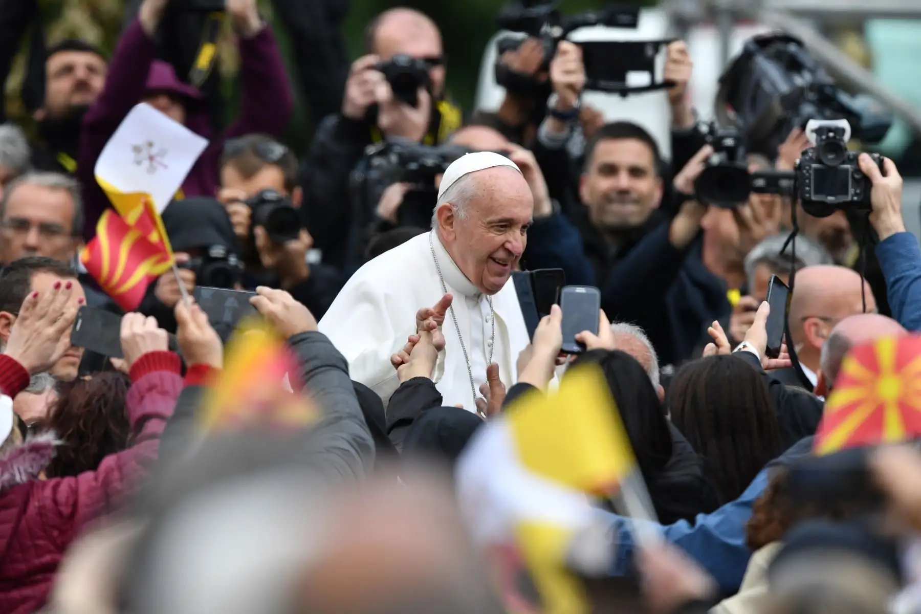 Bienvenida del Papa Francisco a su llegada al aeropuerto internacional de Skopje en Macedonia del norte. Foto: AFP