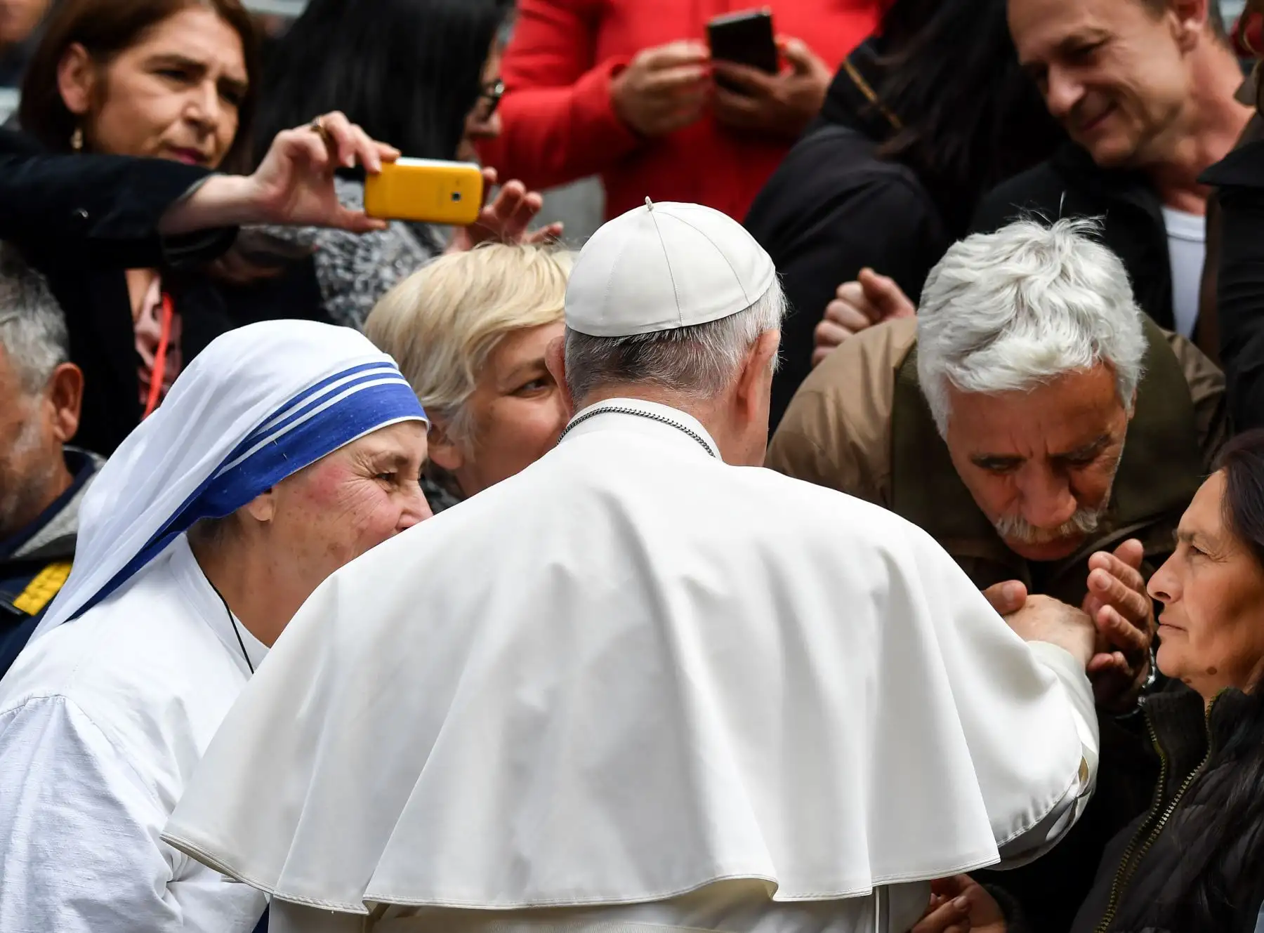 Bienvenida del Papa Francisco a su llegada al aeropuerto internacional de Skopje en Macedonia del norte. Foto: AFP