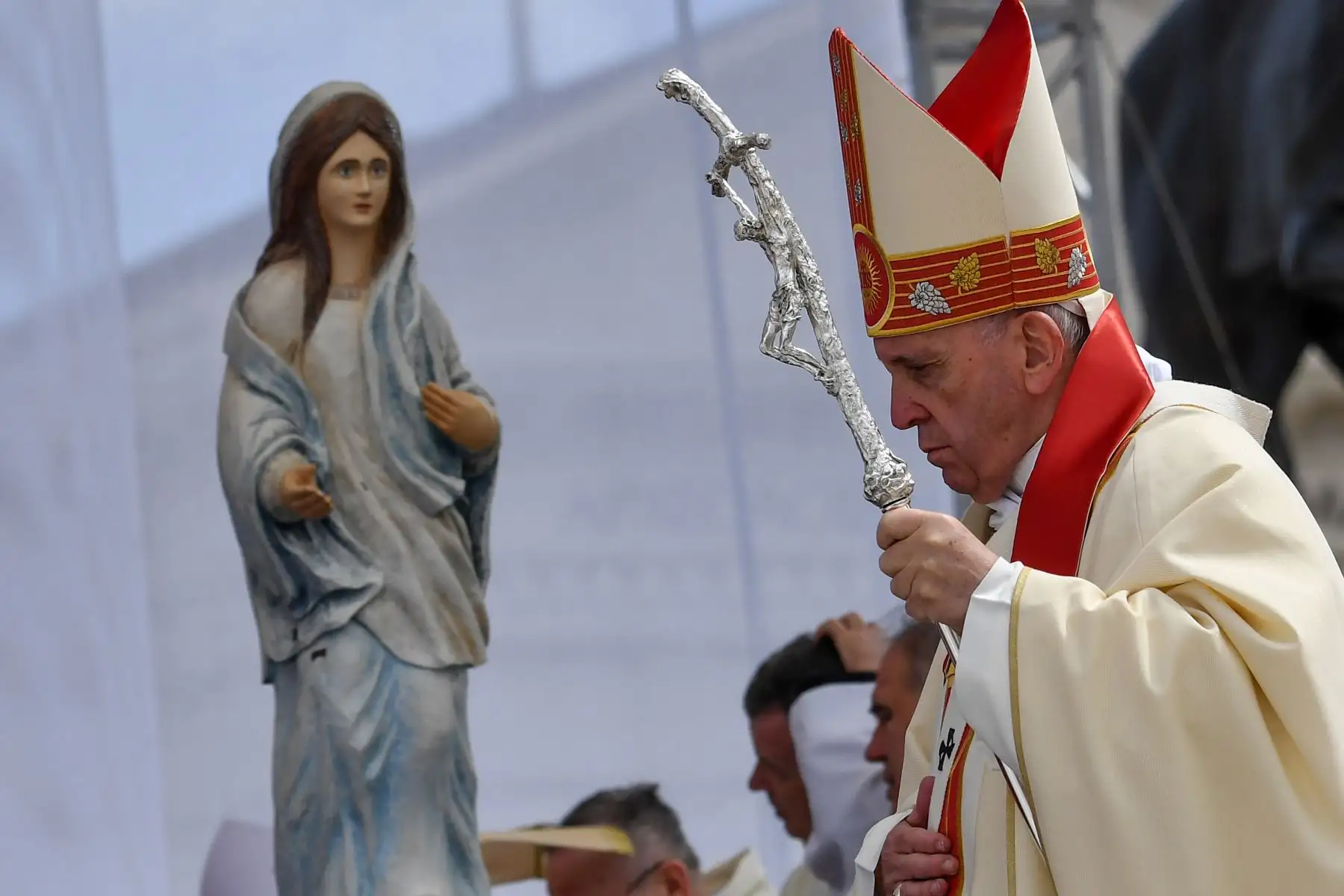 El Papa Francisco celebra la Santa Misa en la plaza de Macedonia del norte. Foto: AFP