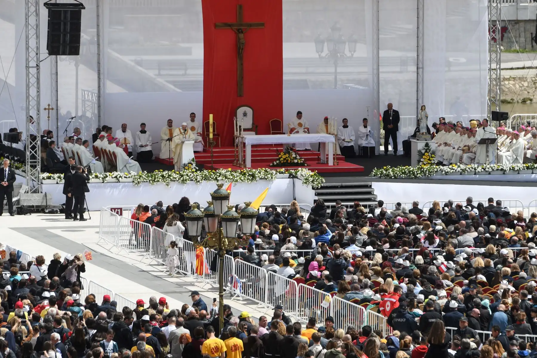El Papa Francisco celebra la Santa Misa en la plaza de Macedonia del norte. Foto: AFP