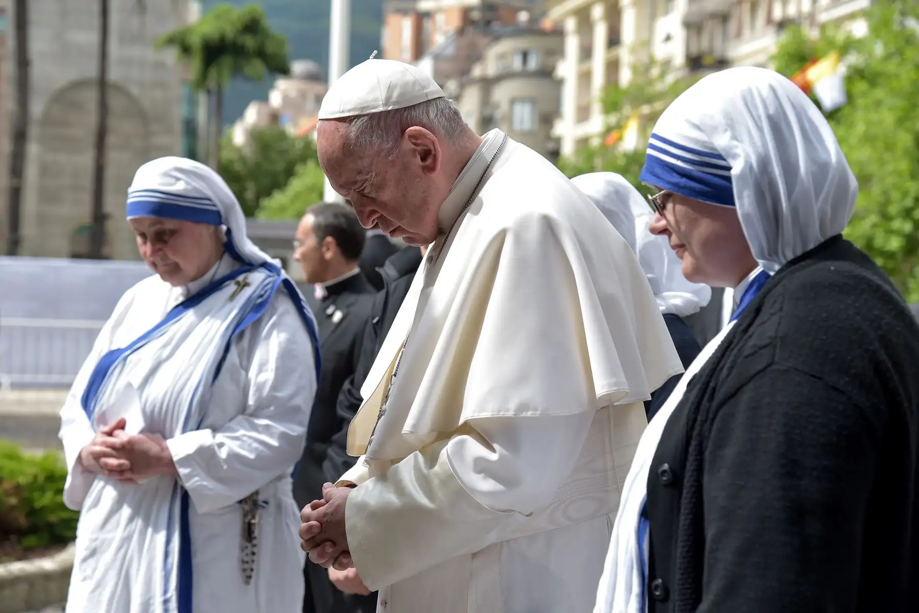 El Papa Francisco pone una ofrenda floral a un memorial dedicado a la Madre Teresa, la católica más famosa de Skopie. Foto: AFP
